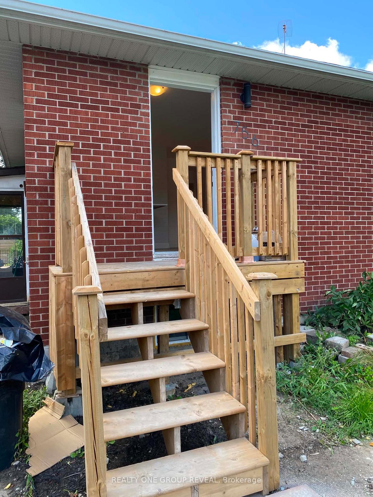 Photo 2 of Unit Main, 756 Cummings Avenue, Ottawa, Castle Heights/Rideau High — HOMEH