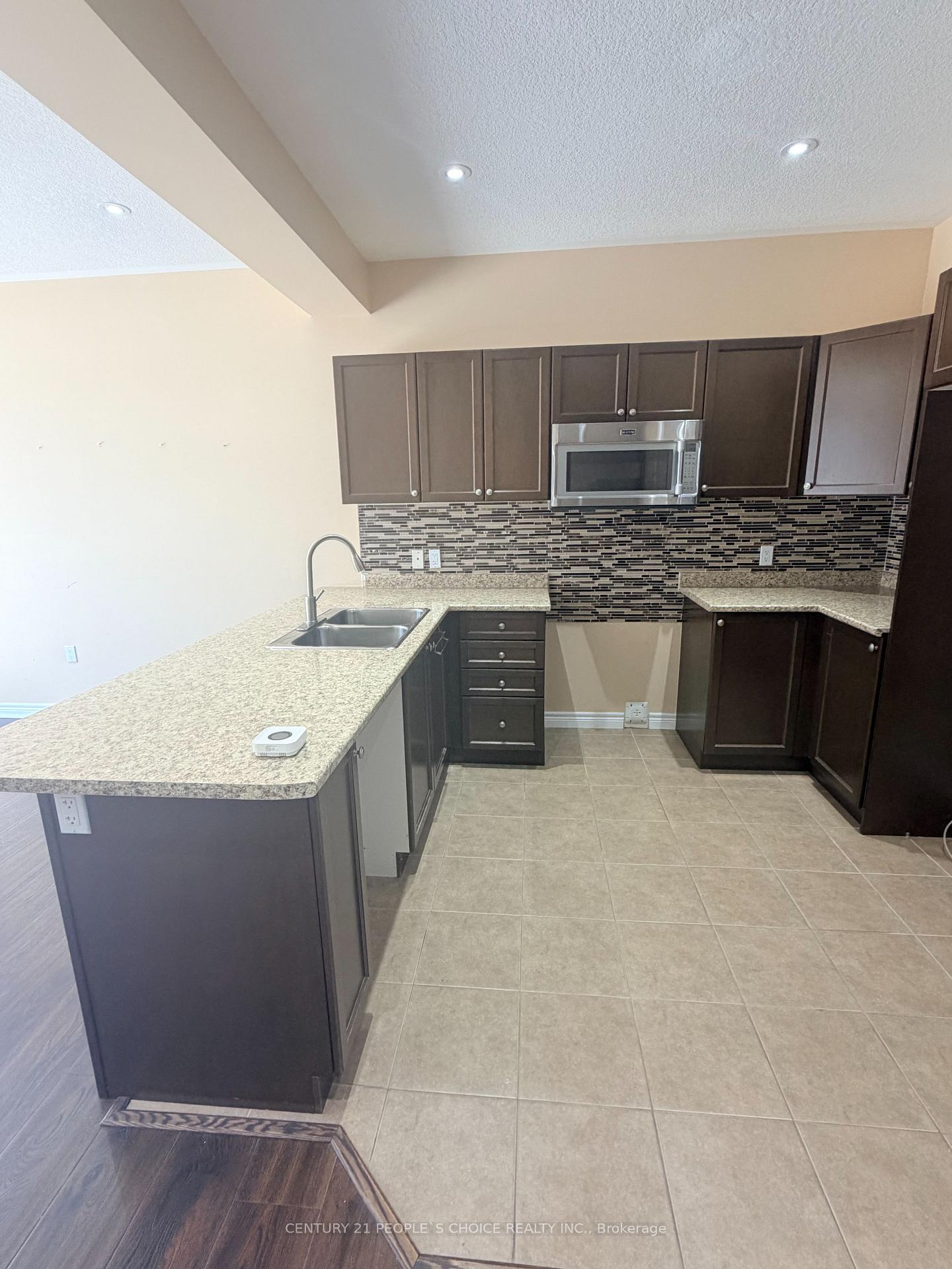 Photo 11 of 4 Charleswood Crescent, Hamilton, Rural Glanbrook — HOMEH