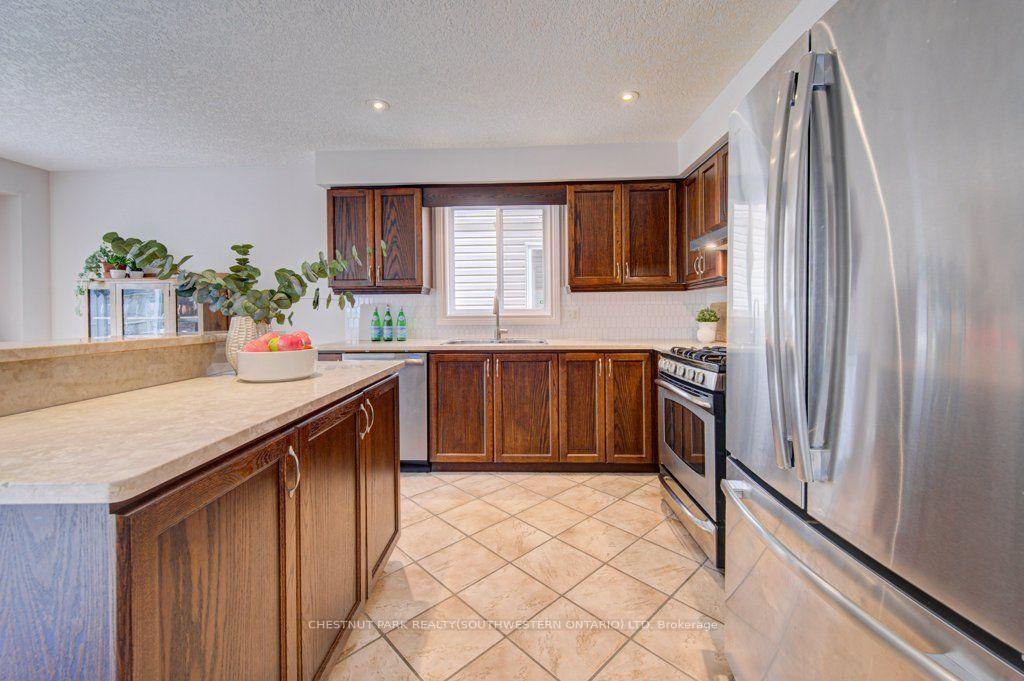 Photo 13 of 424 Sauve Crescent, Waterloo, Beechwood West — HOMEH