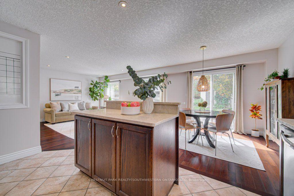 Photo 16 of 424 Sauve Crescent, Waterloo, Beechwood West — HOMEH