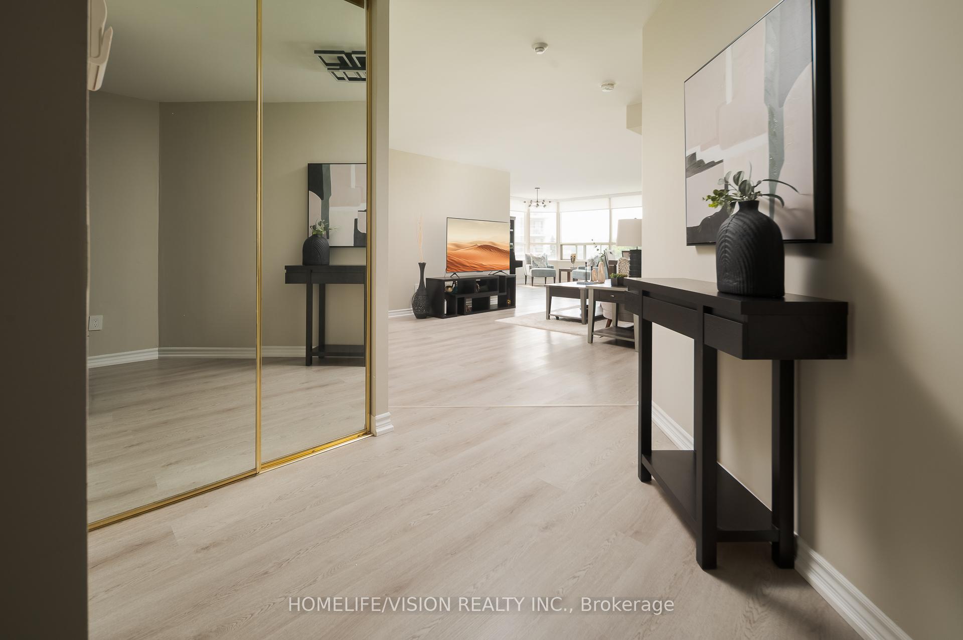 Photo 4 of Unit 413, 7 Townsgate Drive, Vaughan, Crestwood-Springfarm-Yorkhill — HOMEH