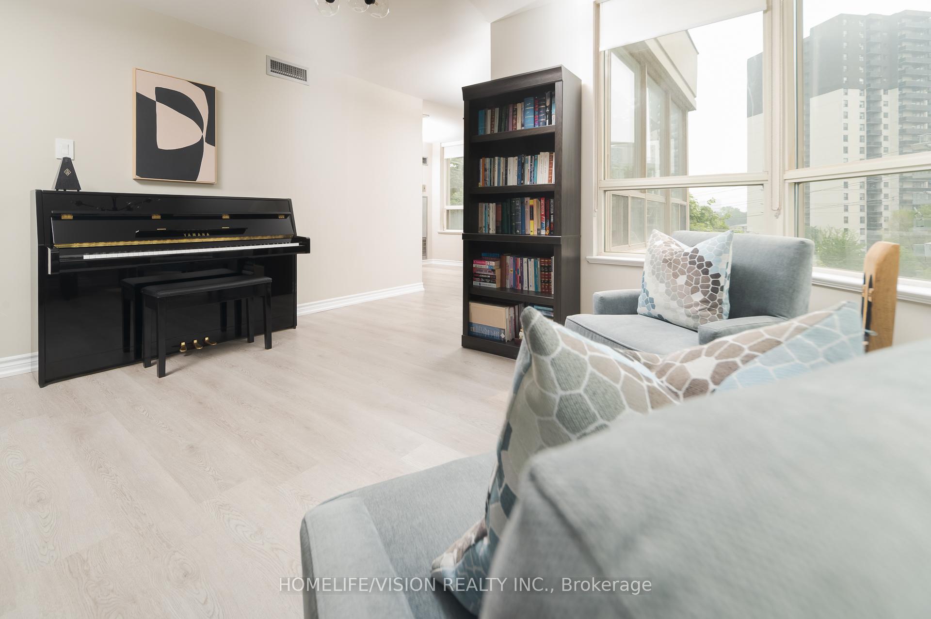 Photo 5 of Unit 413, 7 Townsgate Drive, Vaughan, Crestwood-Springfarm-Yorkhill — HOMEH