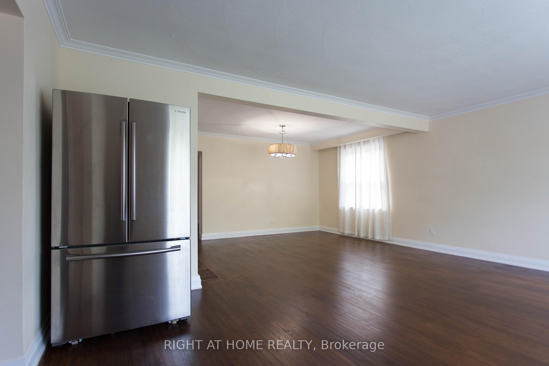 Photo 2 of 30 Northampton Drive, Etobicoke, Islington-City Centre West — HOMEH