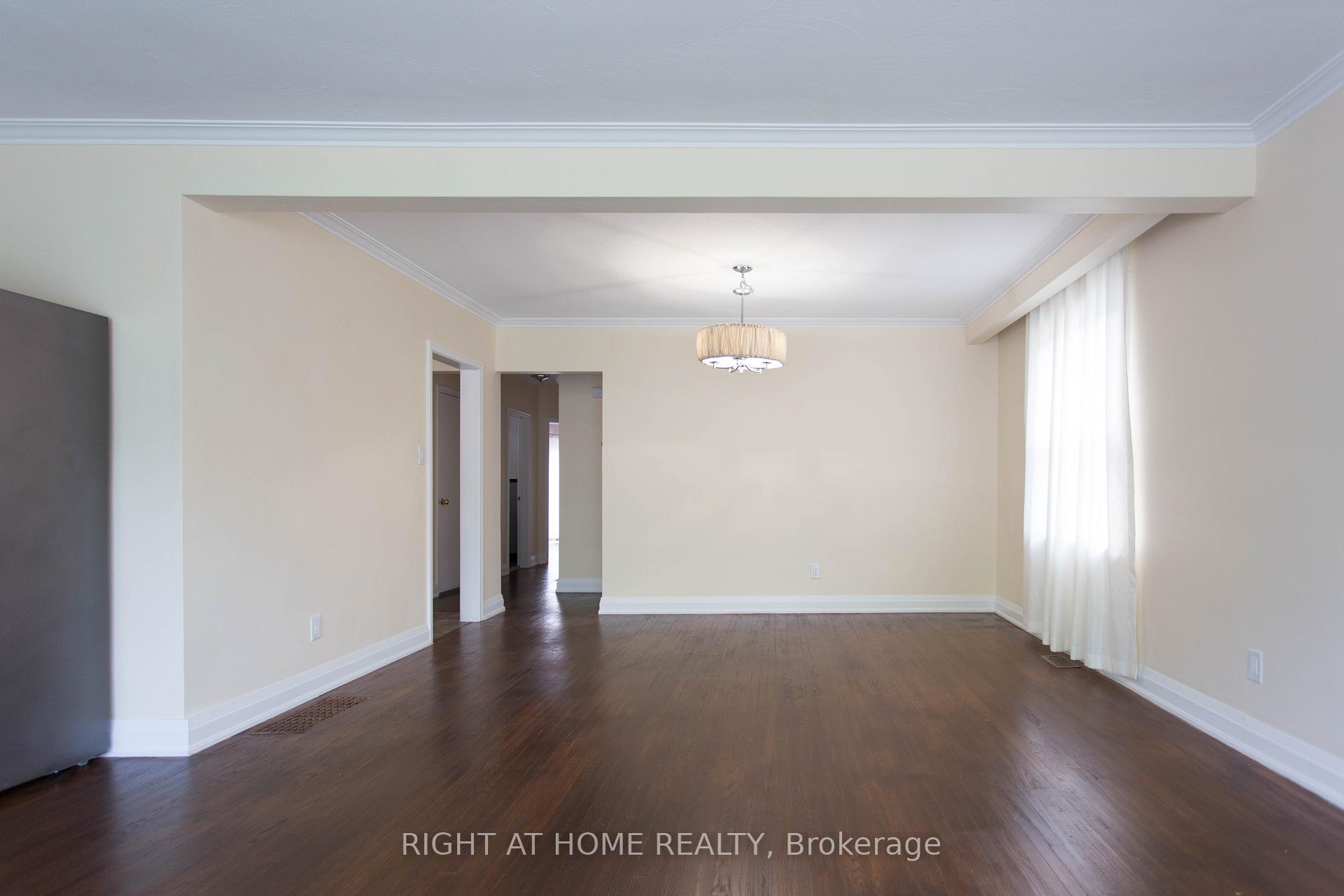 Photo 3 of 30 Northampton Drive, Etobicoke, Islington-City Centre West — HOMEH