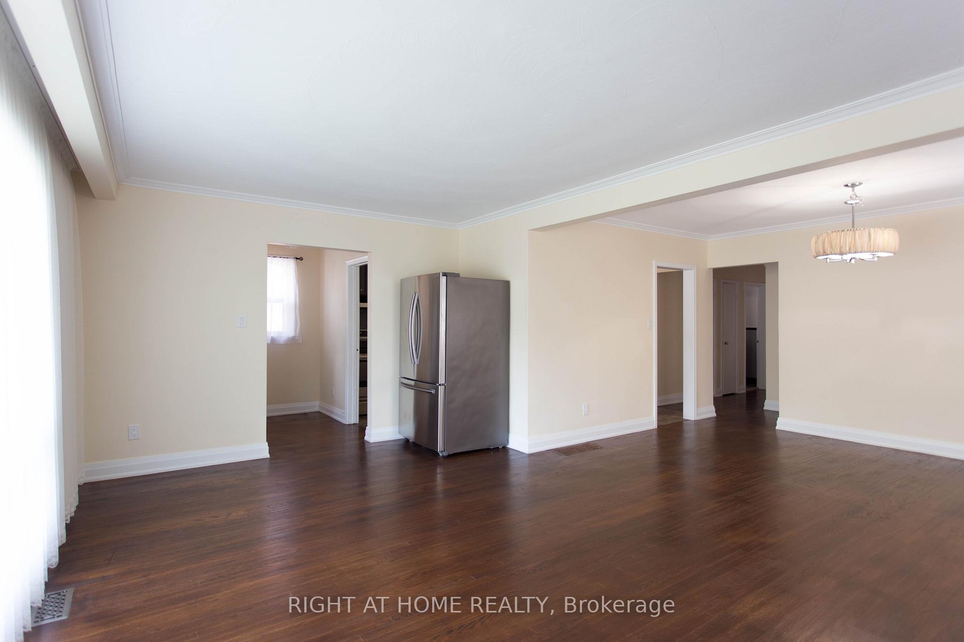 Photo 4 of 30 Northampton Drive, Etobicoke, Islington-City Centre West — HOMEH
