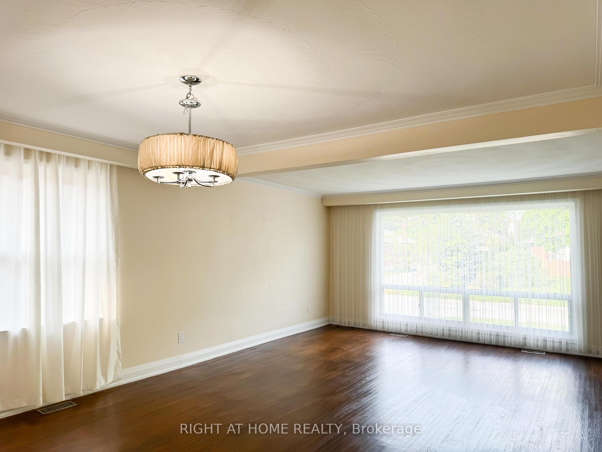 Photo 5 of 30 Northampton Drive, Etobicoke, Islington-City Centre West — HOMEH