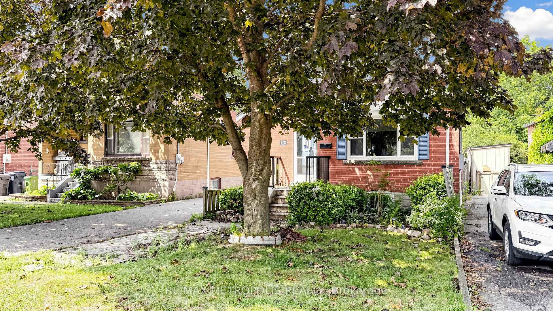 Photo 3 of 10 Davidson Avenue, Scarborough, Clairlea-Birchmount — HOMEH
