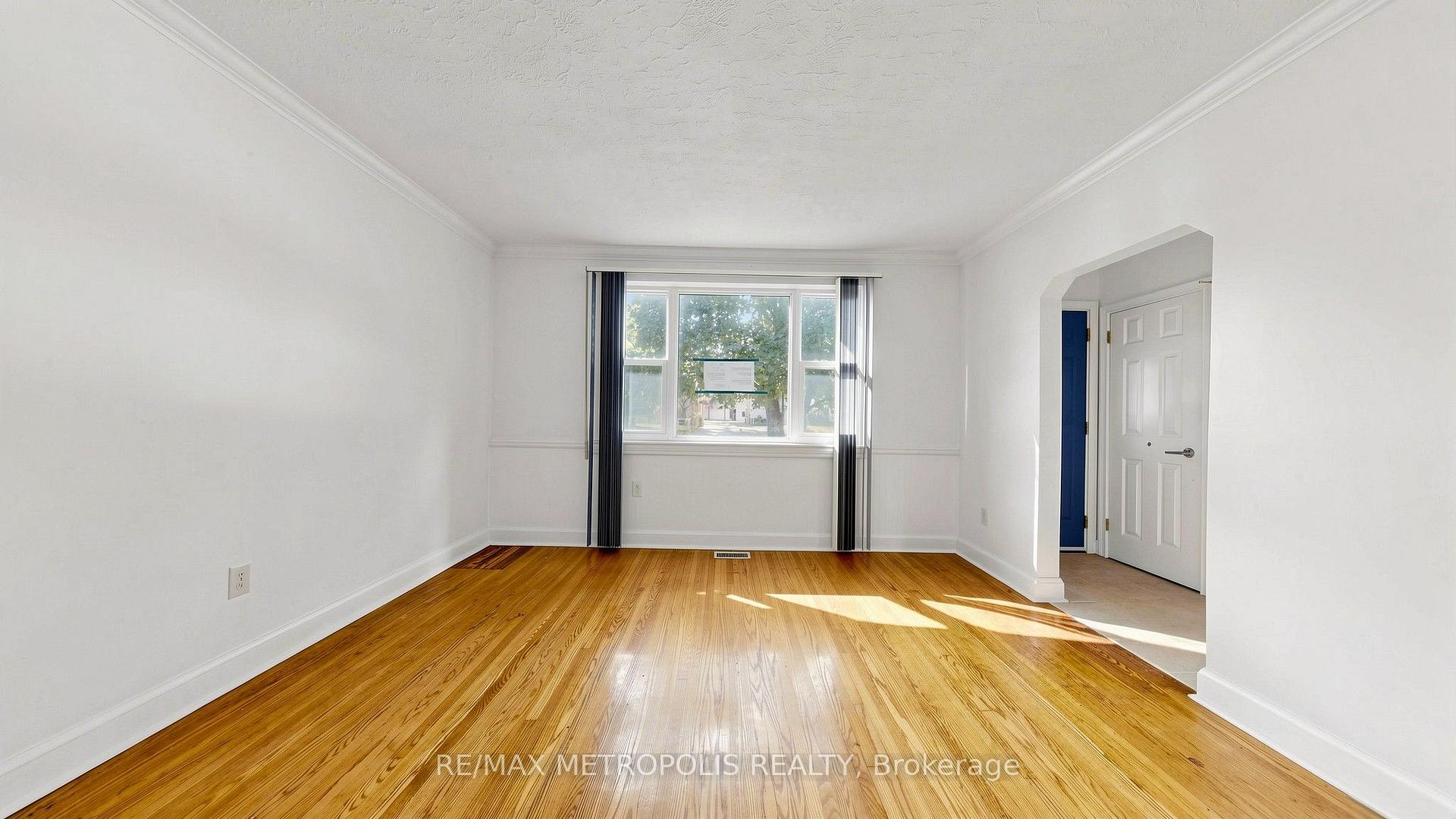 Photo 6 of 10 Davidson Avenue, Scarborough, Clairlea-Birchmount — HOMEH
