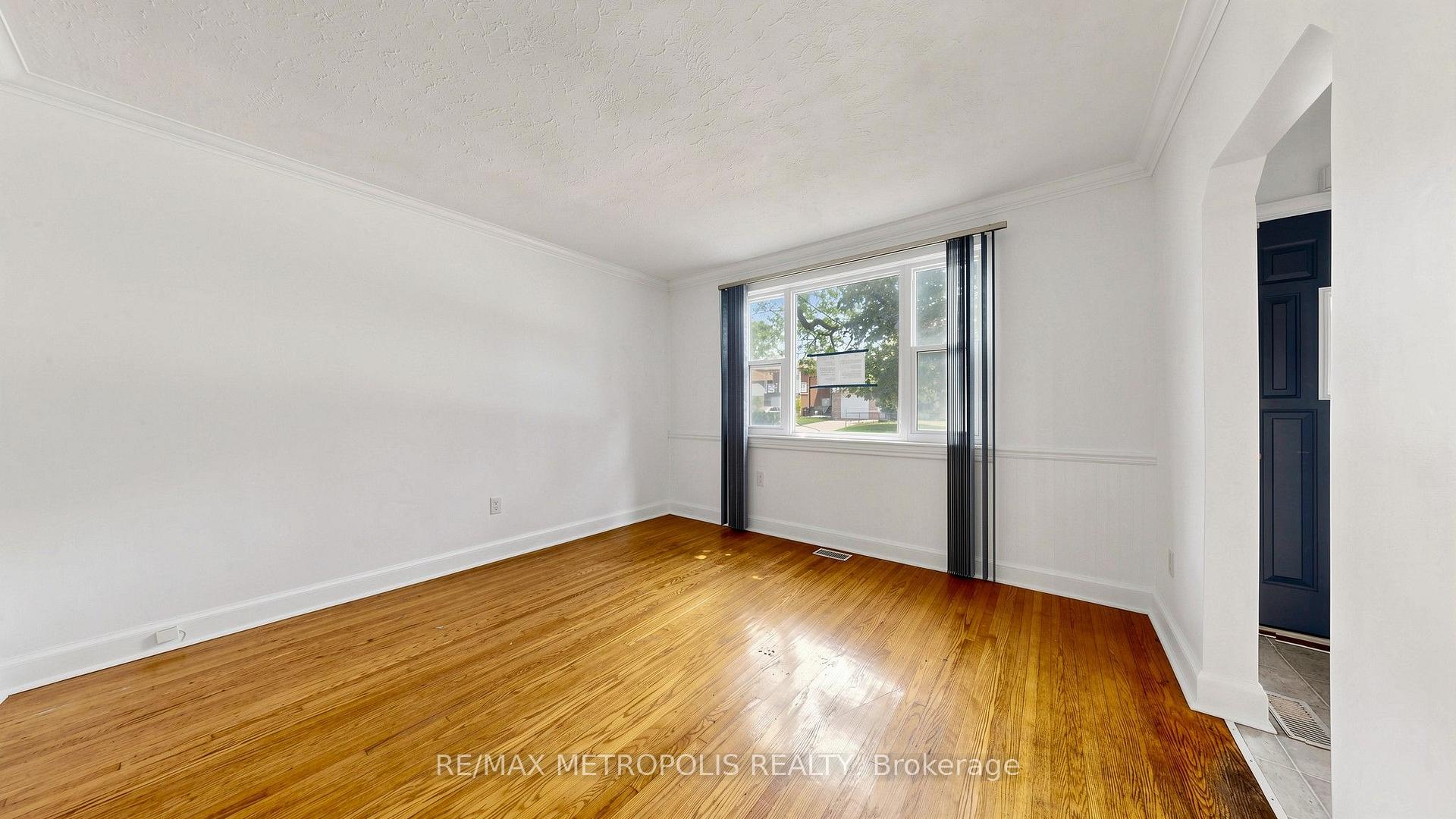 Photo 7 of 10 Davidson Avenue, Scarborough, Clairlea-Birchmount — HOMEH