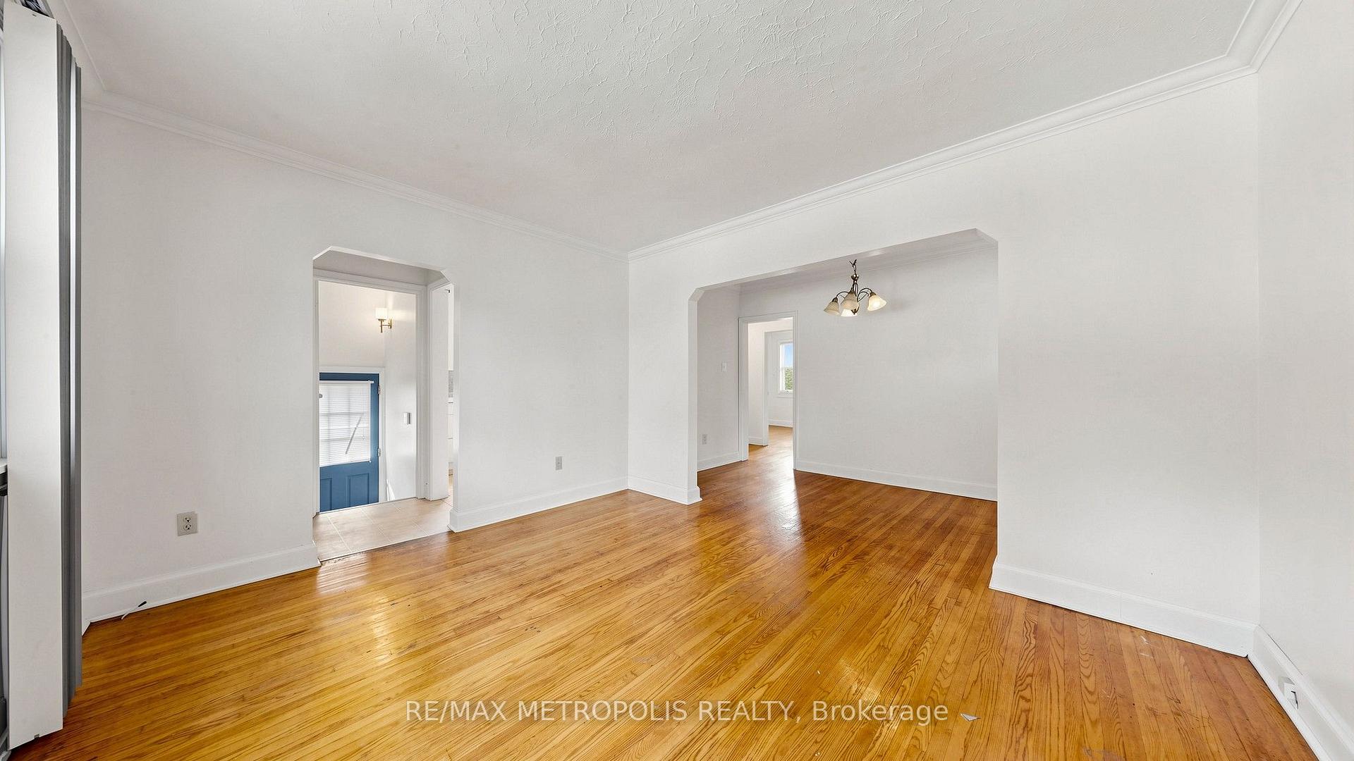 Photo 8 of 10 Davidson Avenue, Scarborough, Clairlea-Birchmount — HOMEH