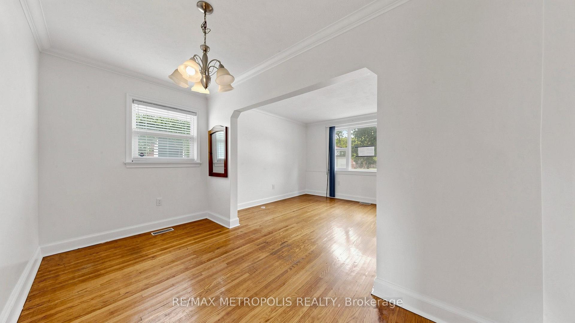 Photo 9 of 10 Davidson Avenue, Scarborough, Clairlea-Birchmount — HOMEH