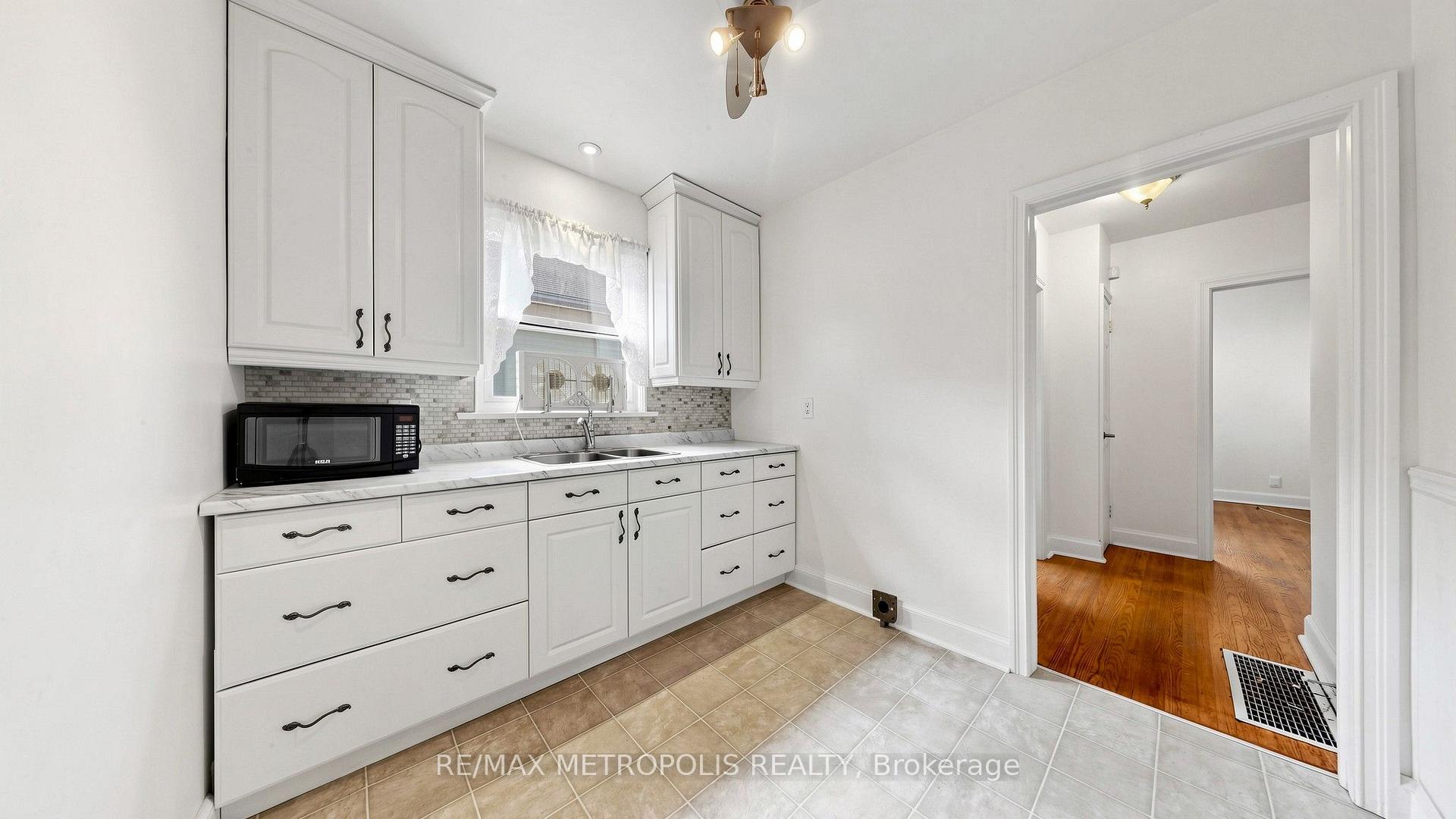 Photo 12 of 10 Davidson Avenue, Scarborough, Clairlea-Birchmount — HOMEH
