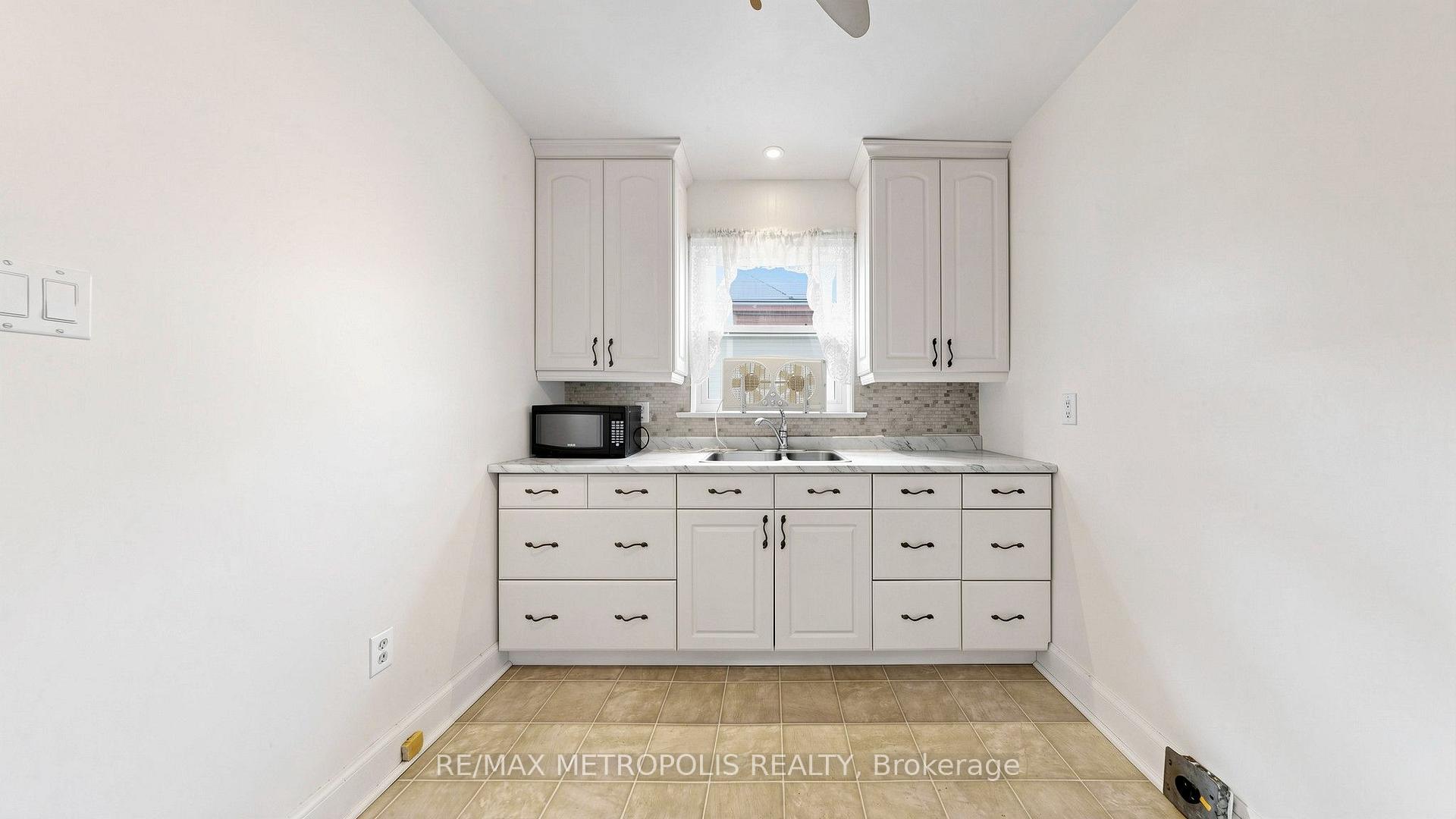 Photo 13 of 10 Davidson Avenue, Scarborough, Clairlea-Birchmount — HOMEH