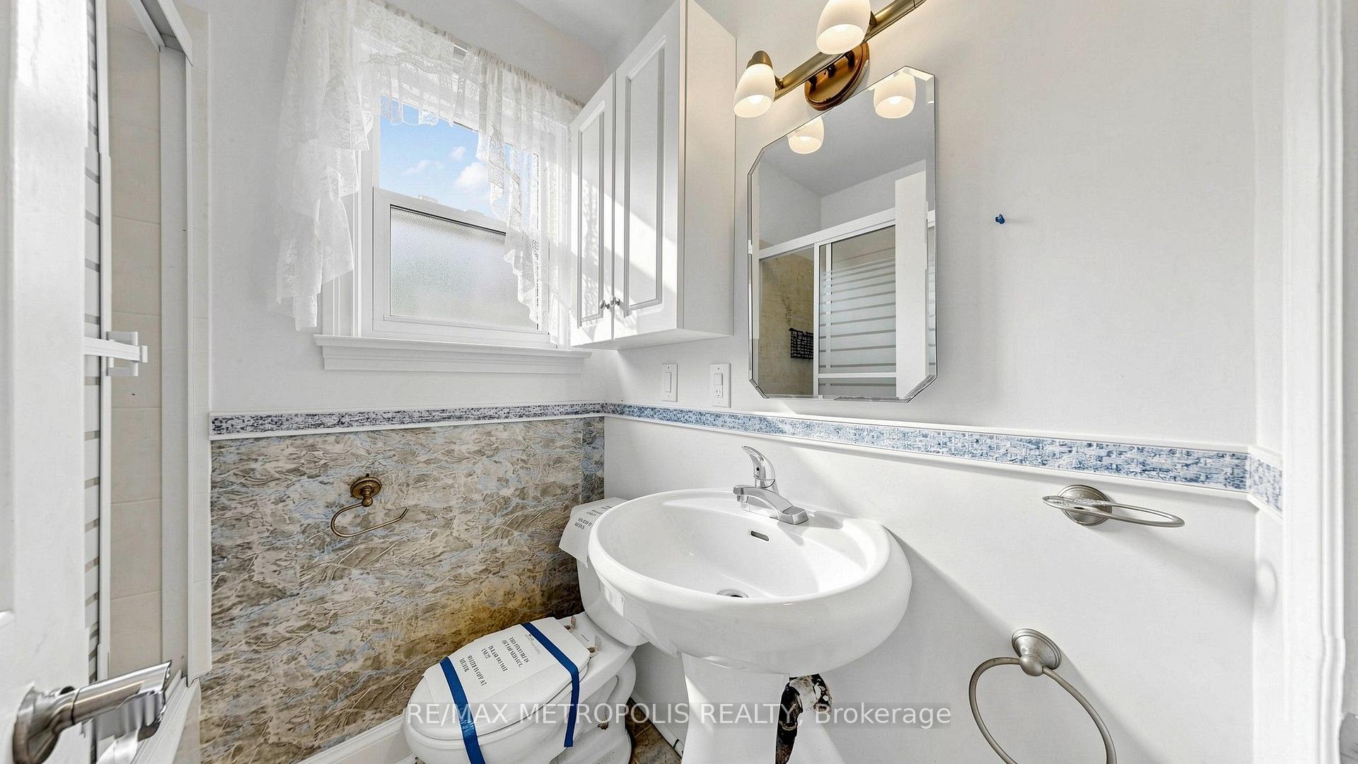 Photo 16 of 10 Davidson Avenue, Scarborough, Clairlea-Birchmount — HOMEH
