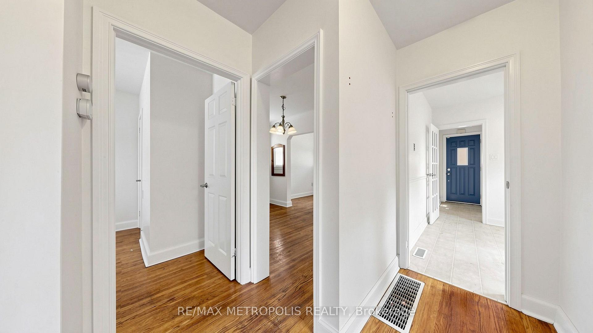 Photo 17 of 10 Davidson Avenue, Scarborough, Clairlea-Birchmount — HOMEH