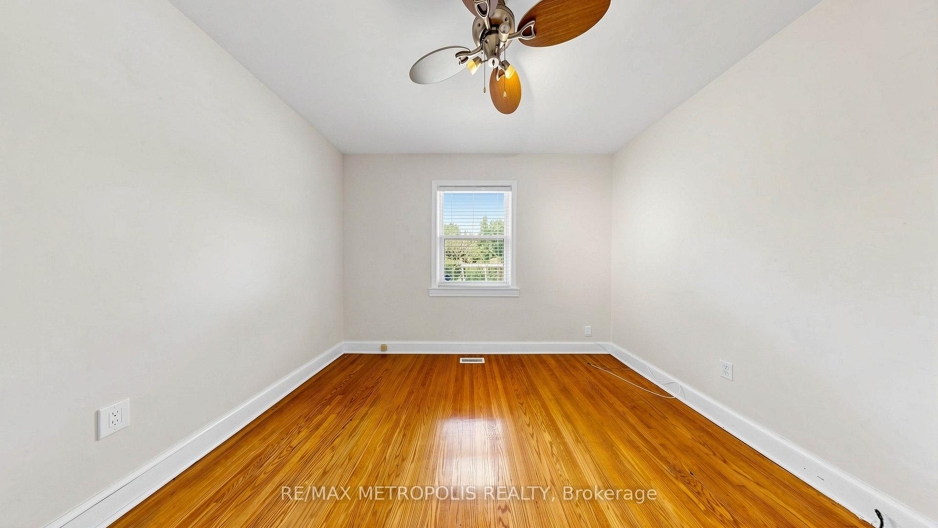Photo 19 of 10 Davidson Avenue, Scarborough, Clairlea-Birchmount — HOMEH