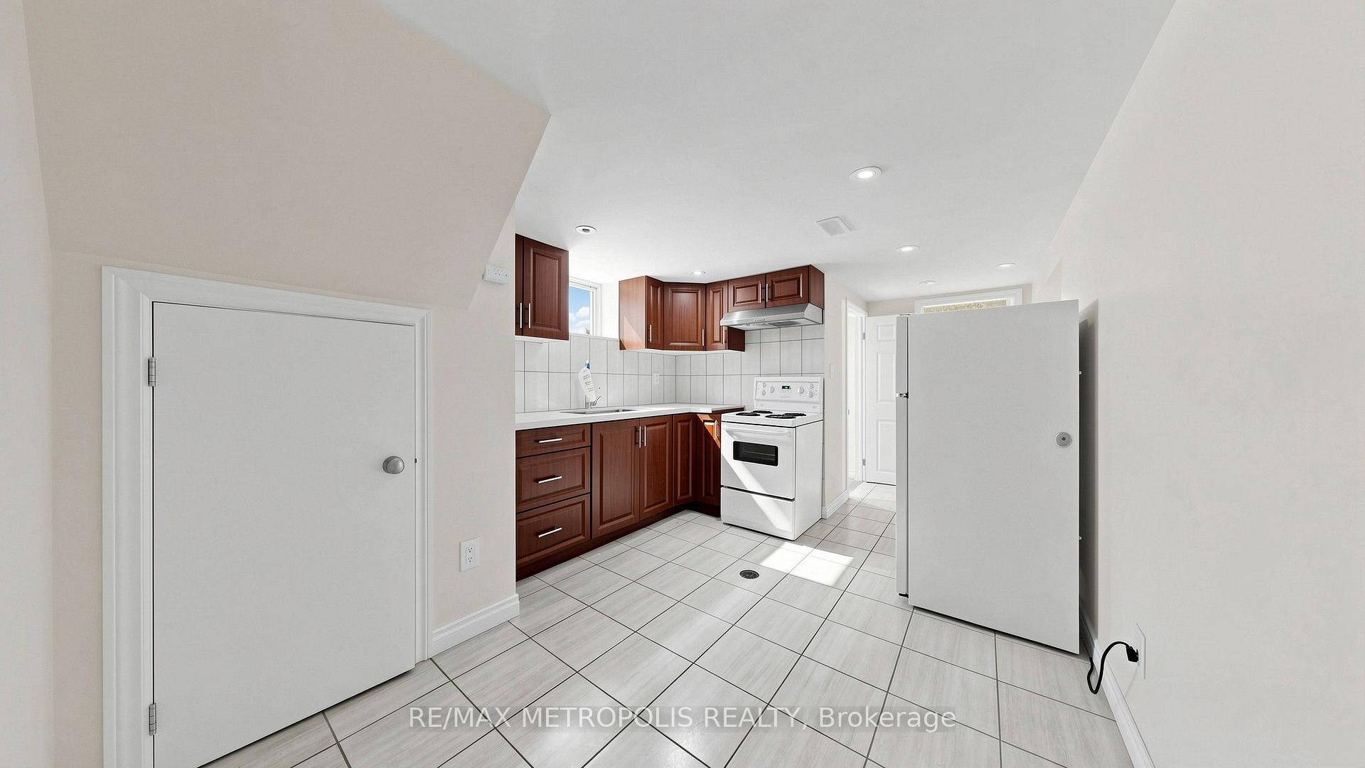 Photo 25 of 10 Davidson Avenue, Scarborough, Clairlea-Birchmount — HOMEH