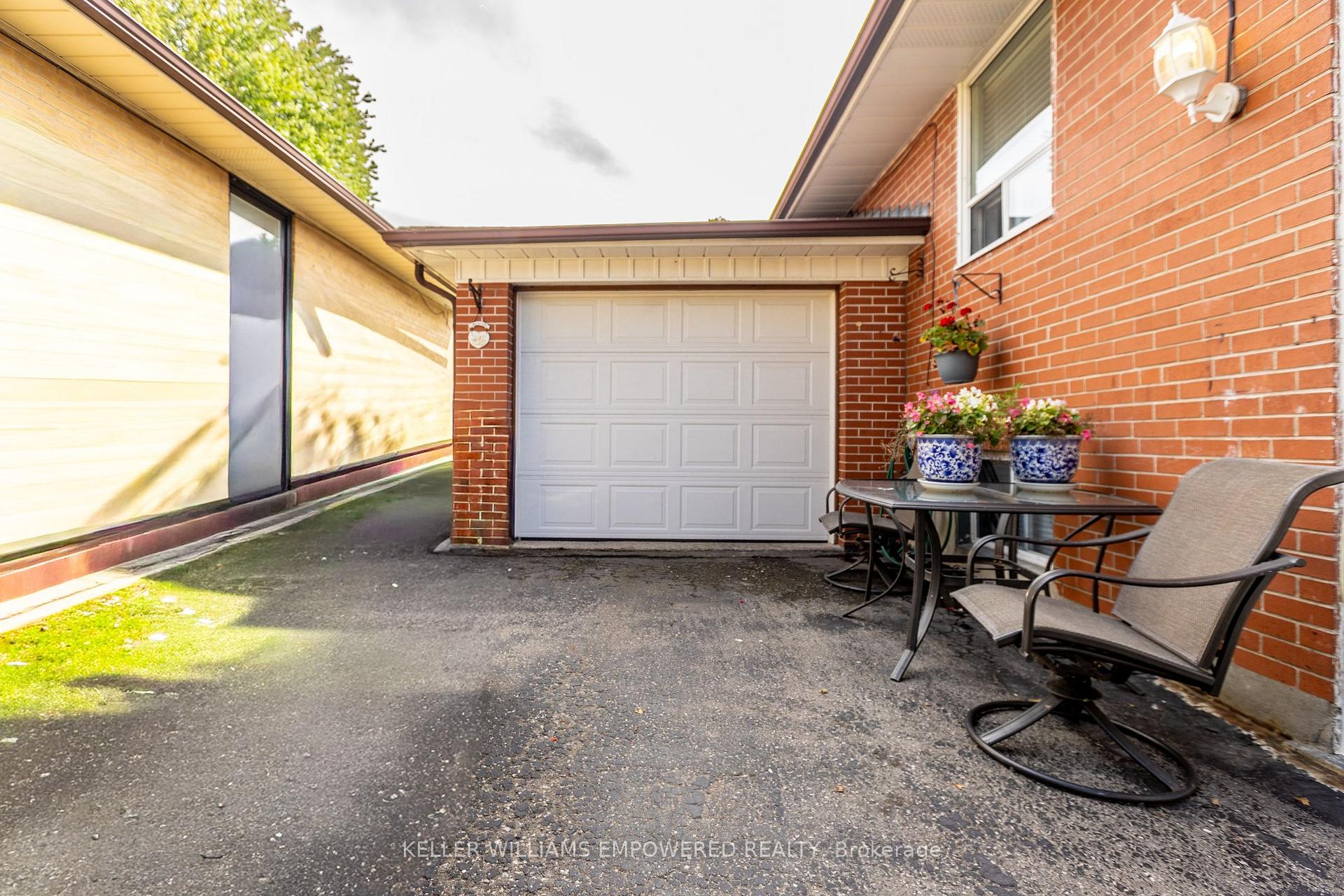 Photo 2 of 39 Checkendon Drive, Etobicoke, Rexdale-Kipling — HOMEH
