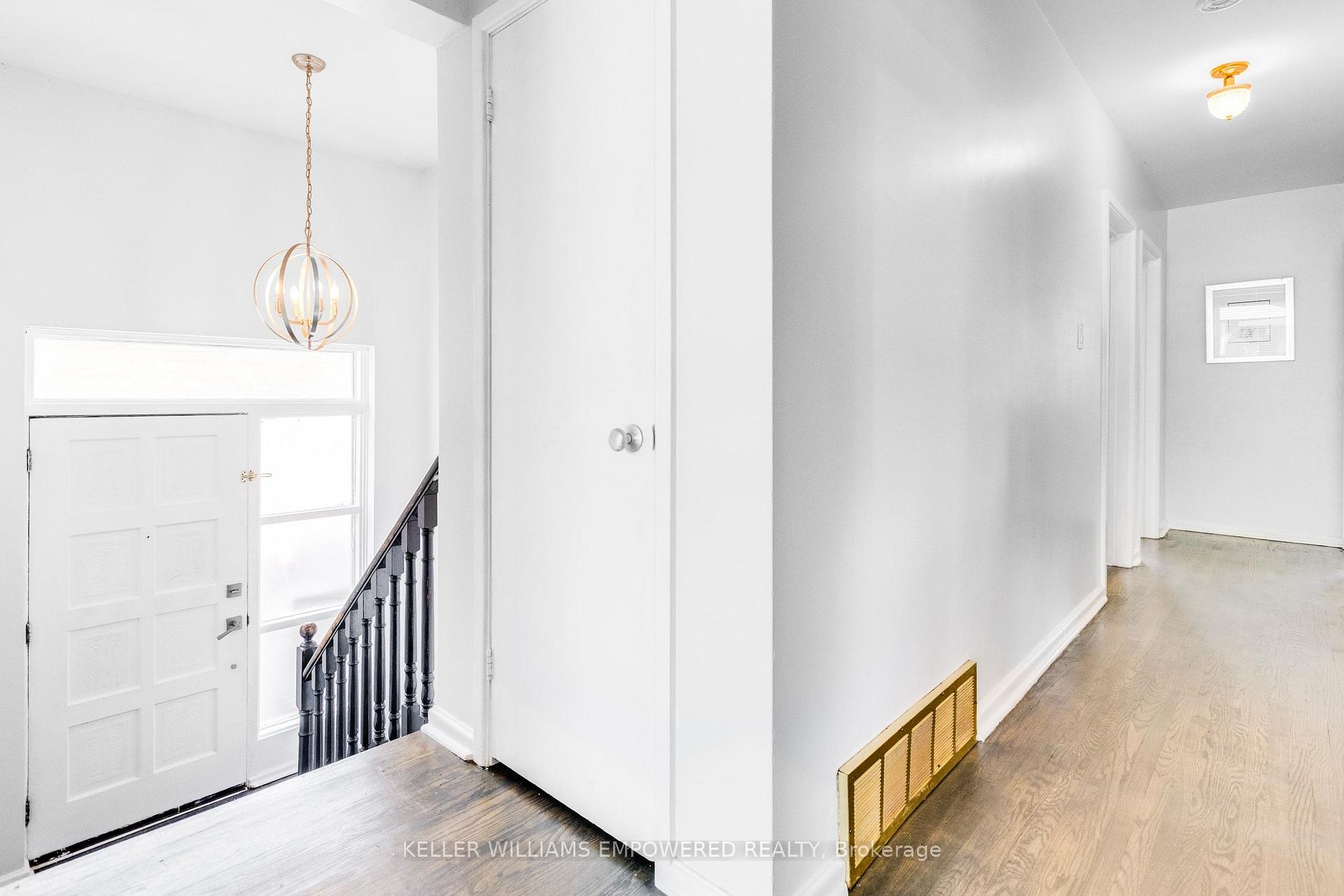 Photo 4 of 39 Checkendon Drive, Etobicoke, Rexdale-Kipling — HOMEH