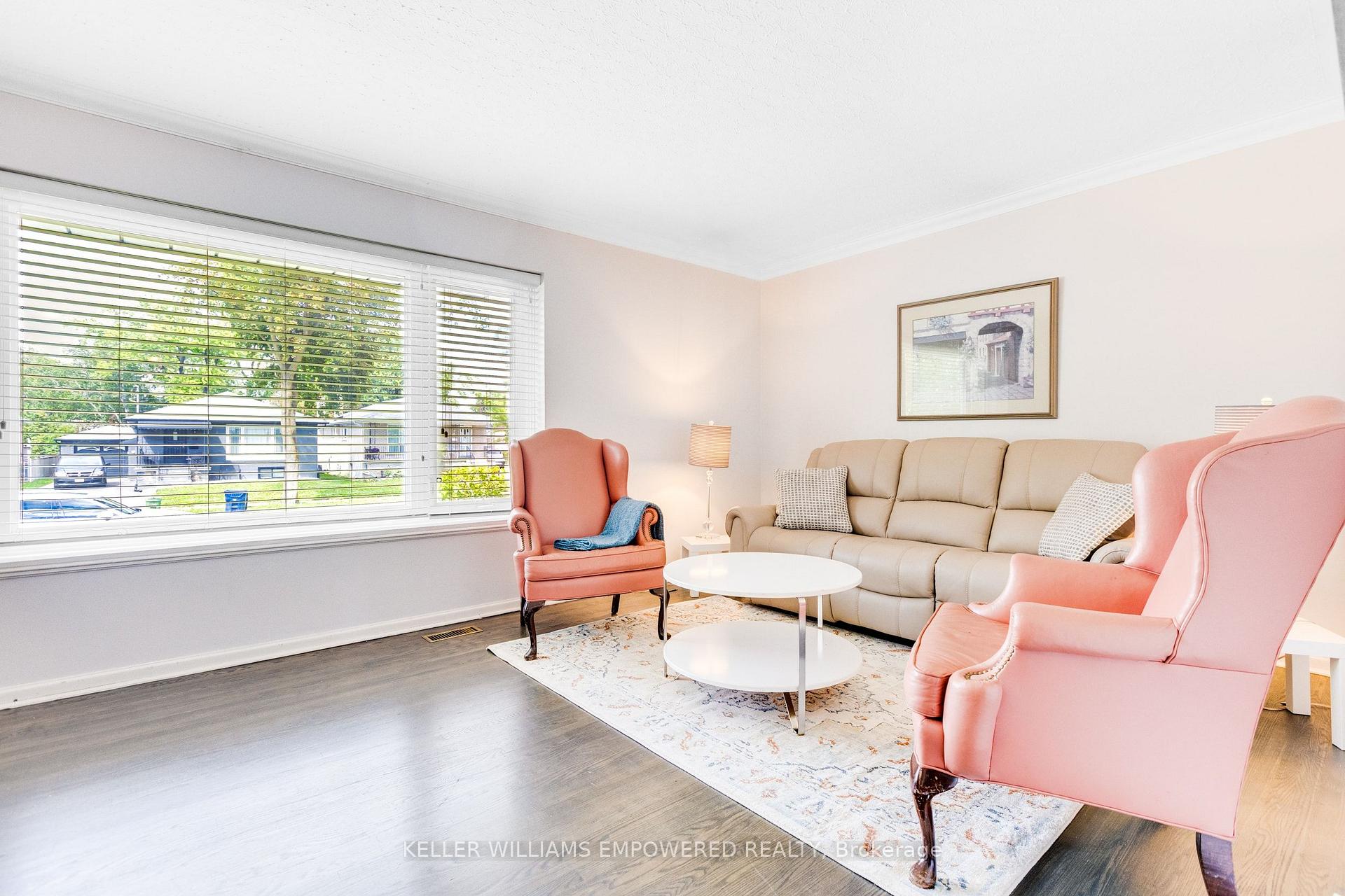 Photo 6 of 39 Checkendon Drive, Etobicoke, Rexdale-Kipling — HOMEH