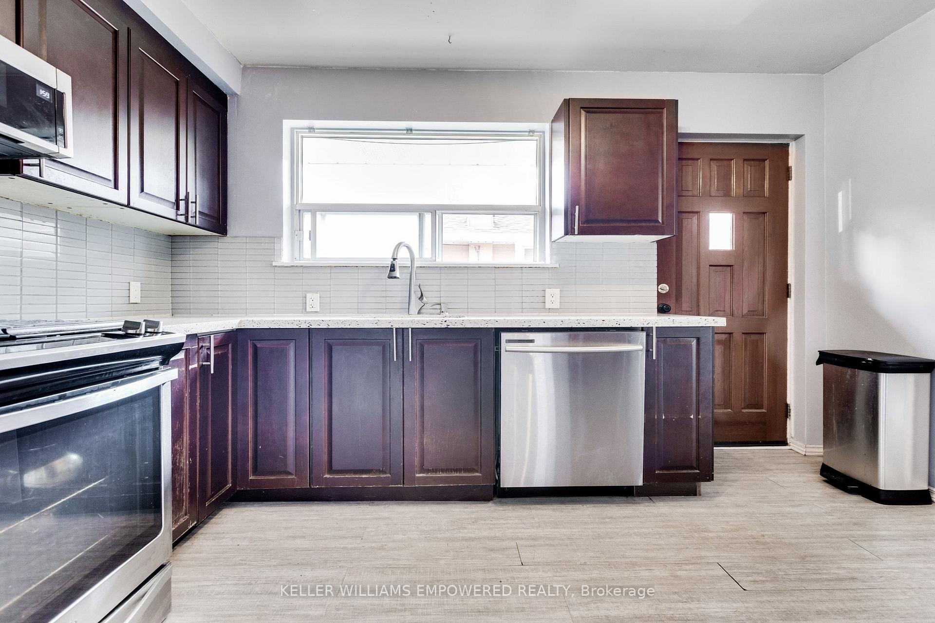 Photo 12 of 39 Checkendon Drive, Etobicoke, Rexdale-Kipling — HOMEH