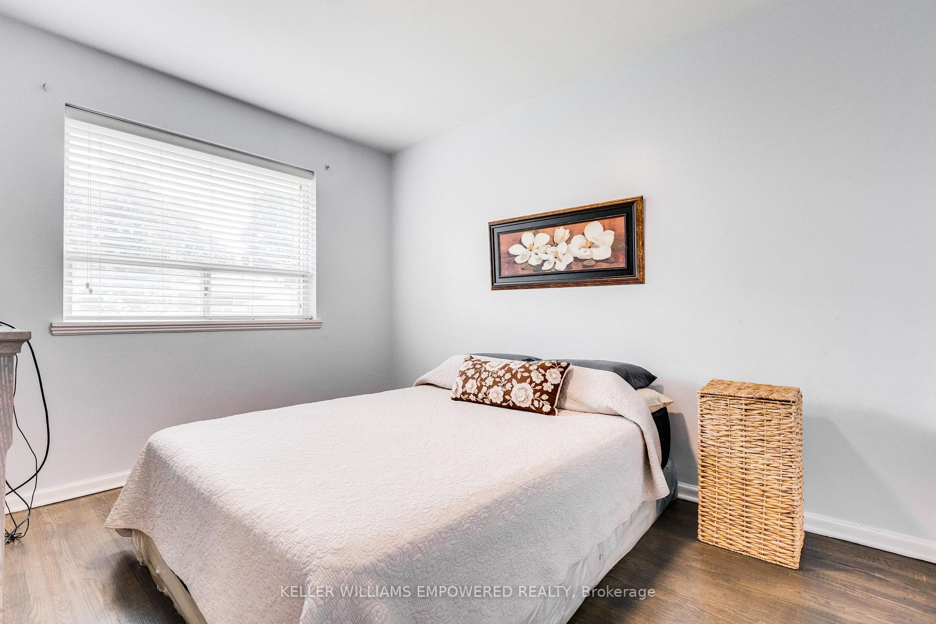 Photo 16 of 39 Checkendon Drive, Etobicoke, Rexdale-Kipling — HOMEH