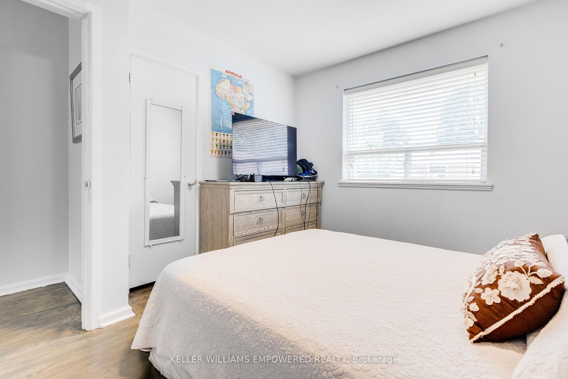 Photo 17 of 39 Checkendon Drive, Etobicoke, Rexdale-Kipling — HOMEH