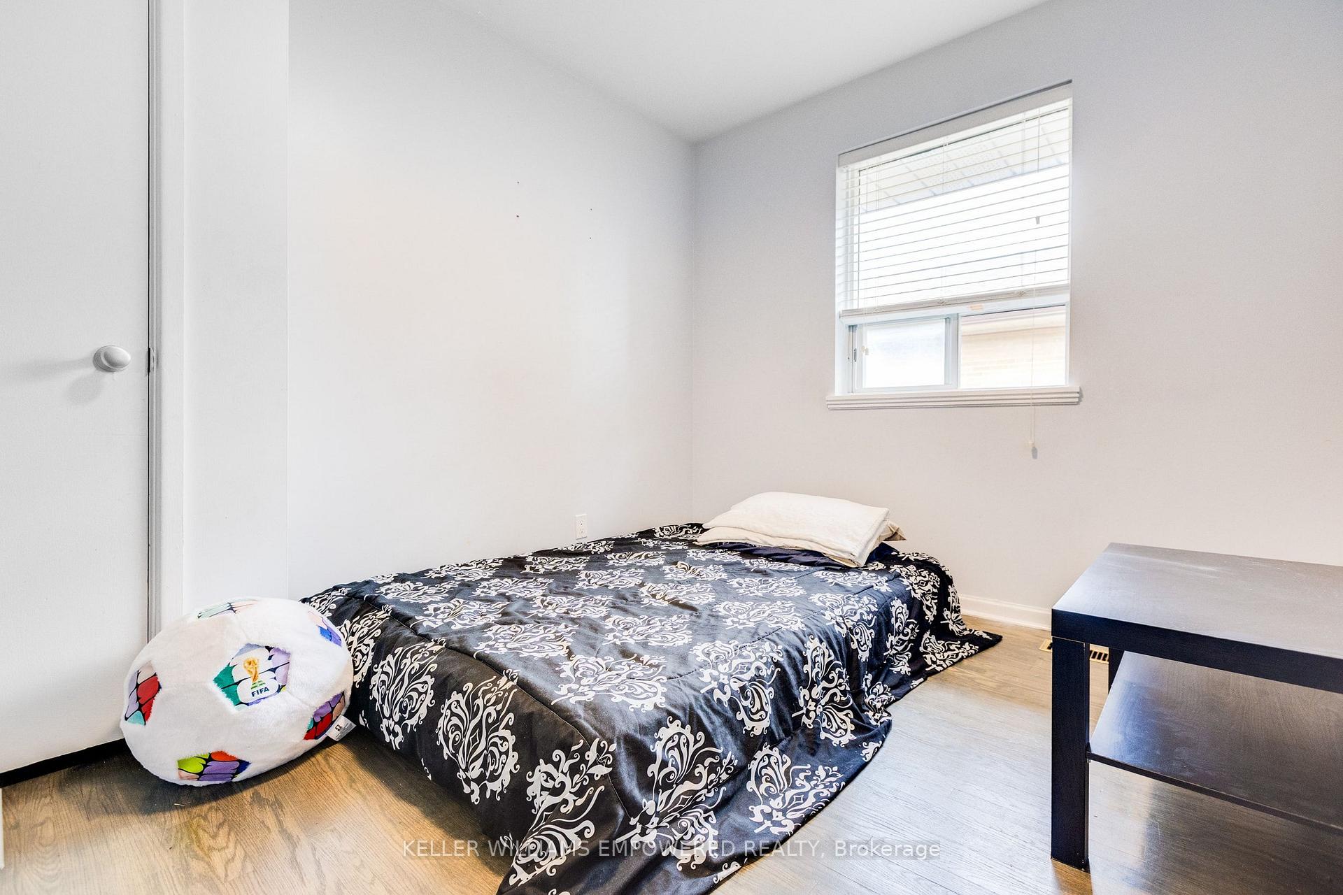 Photo 18 of 39 Checkendon Drive, Etobicoke, Rexdale-Kipling — HOMEH