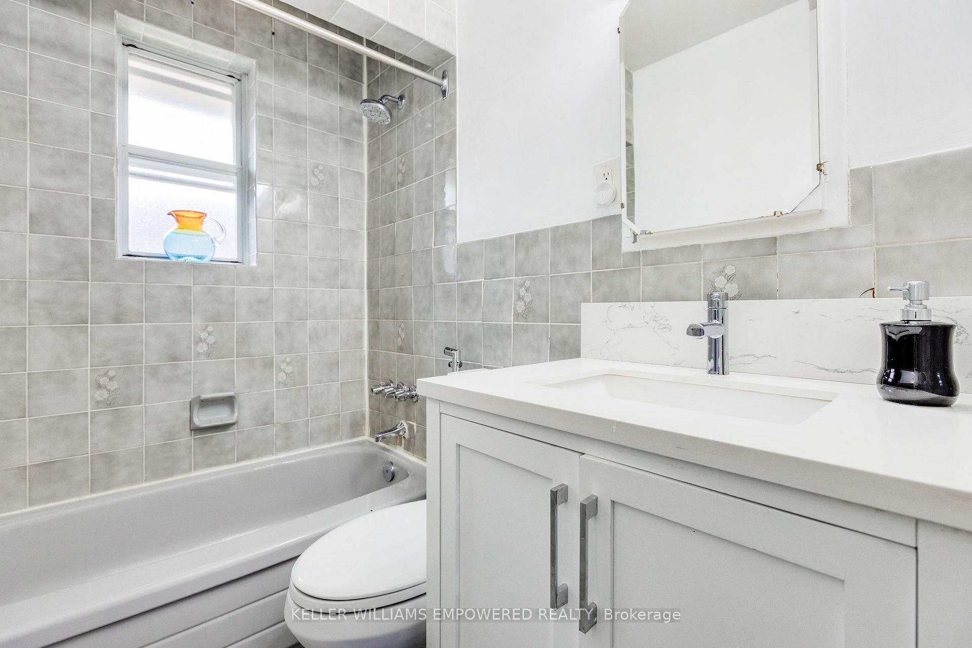Photo 19 of 39 Checkendon Drive, Etobicoke, Rexdale-Kipling — HOMEH