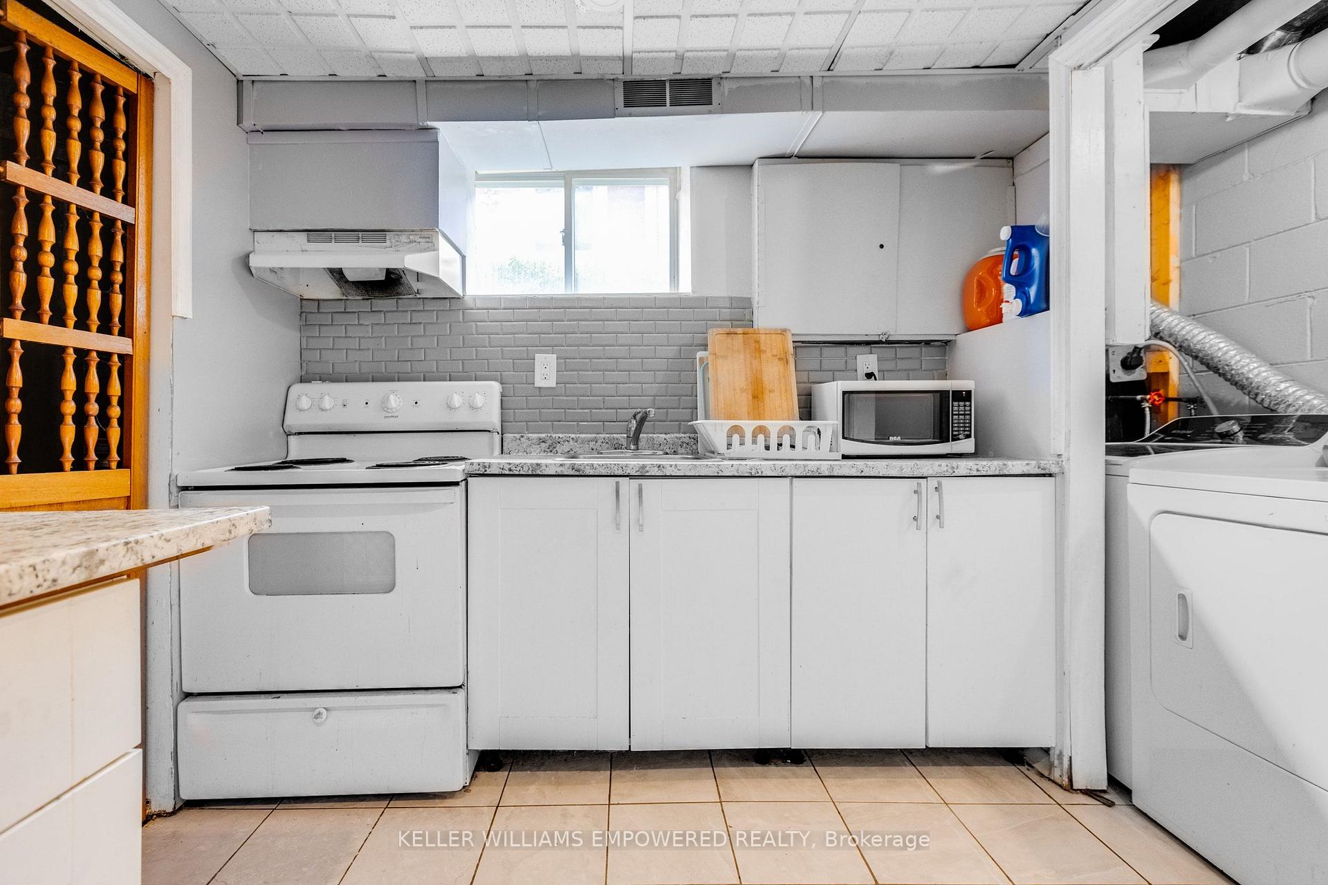 Photo 23 of 39 Checkendon Drive, Etobicoke, Rexdale-Kipling — HOMEH