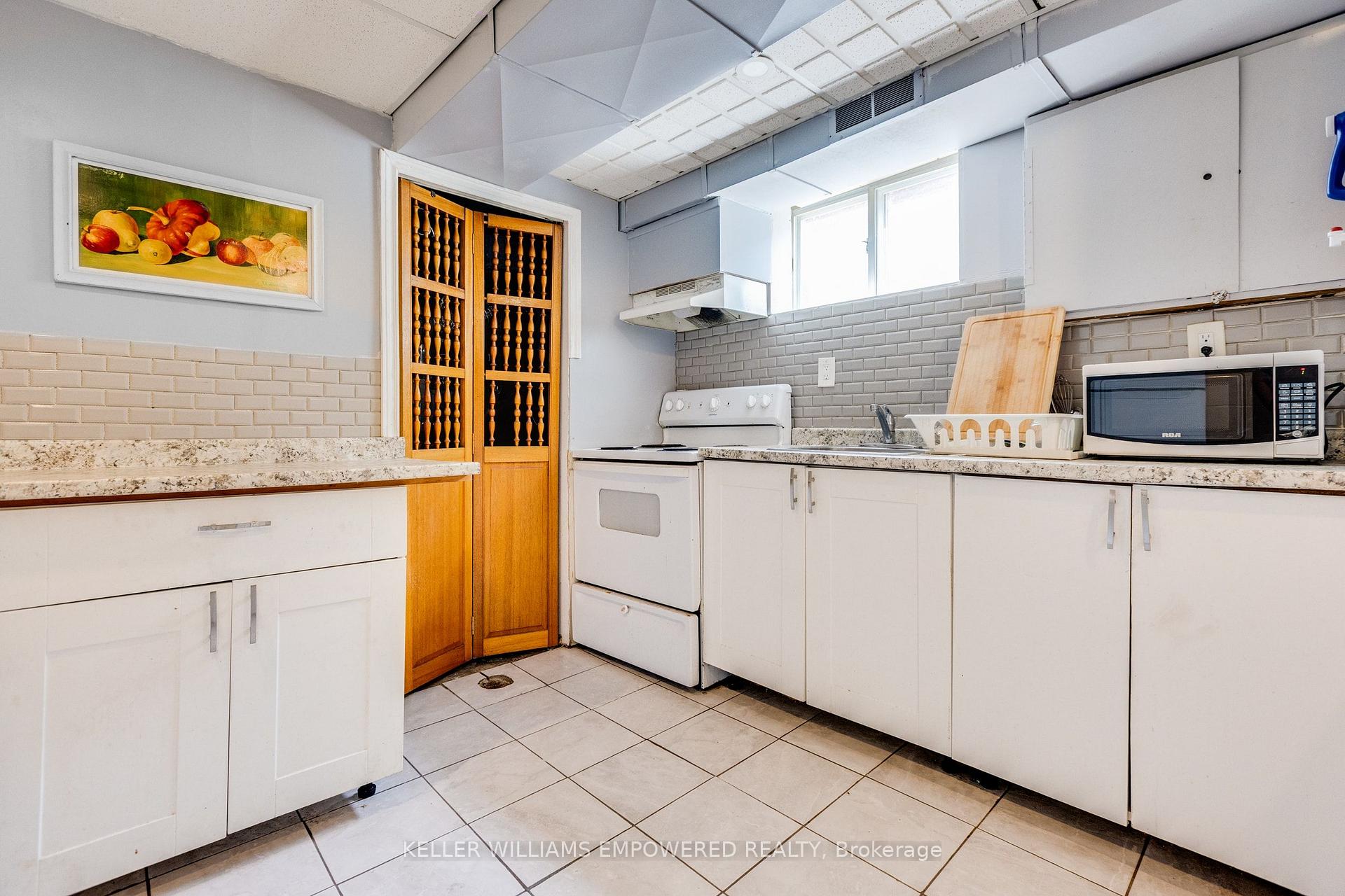 Photo 24 of 39 Checkendon Drive, Etobicoke, Rexdale-Kipling — HOMEH