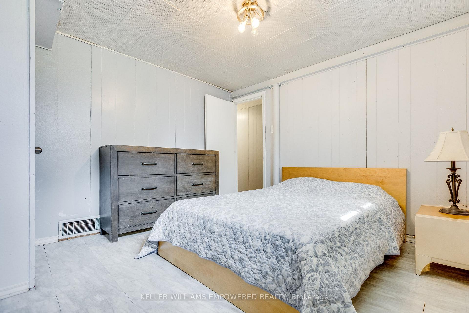 Photo 25 of 39 Checkendon Drive, Etobicoke, Rexdale-Kipling — HOMEH