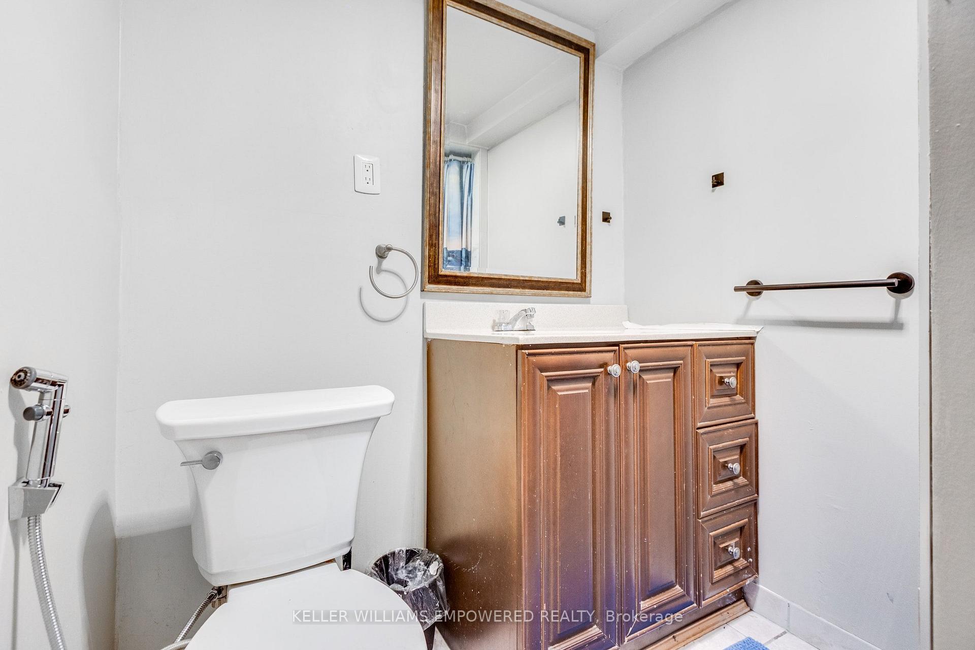 Photo 26 of 39 Checkendon Drive, Etobicoke, Rexdale-Kipling — HOMEH