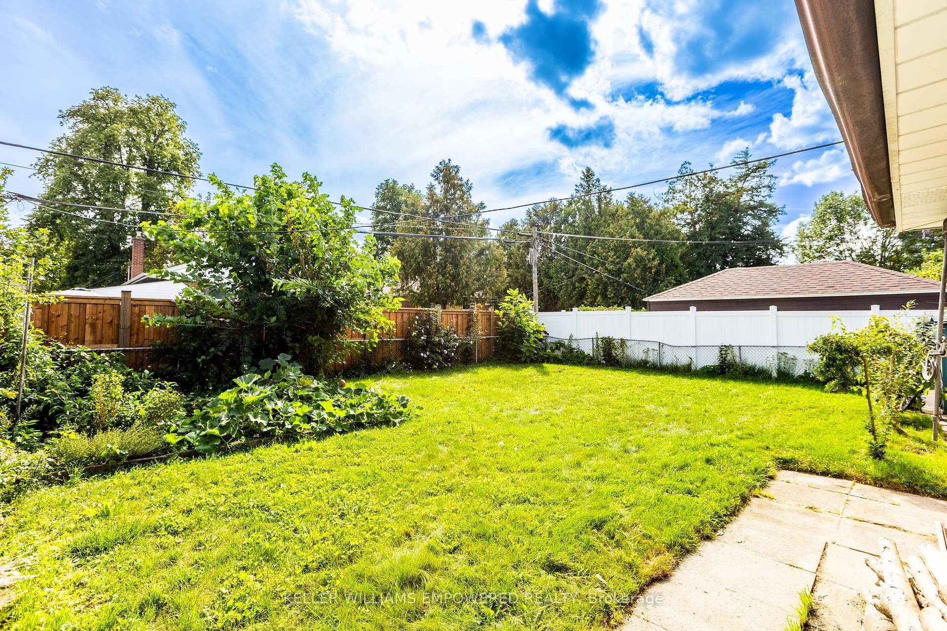 Photo 28 of 39 Checkendon Drive, Etobicoke, Rexdale-Kipling — HOMEH