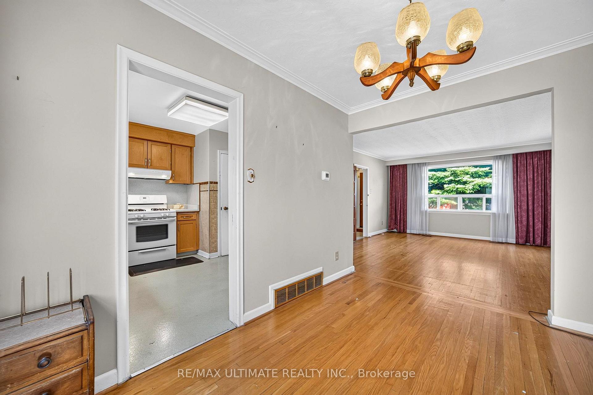 Photo 3 of 239 Eileen Avenue, Toronto, Rockcliffe-Smythe — HOMEH