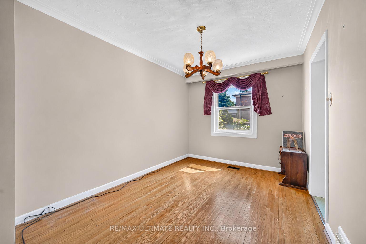 Photo 4 of 239 Eileen Avenue, Toronto, Rockcliffe-Smythe — HOMEH