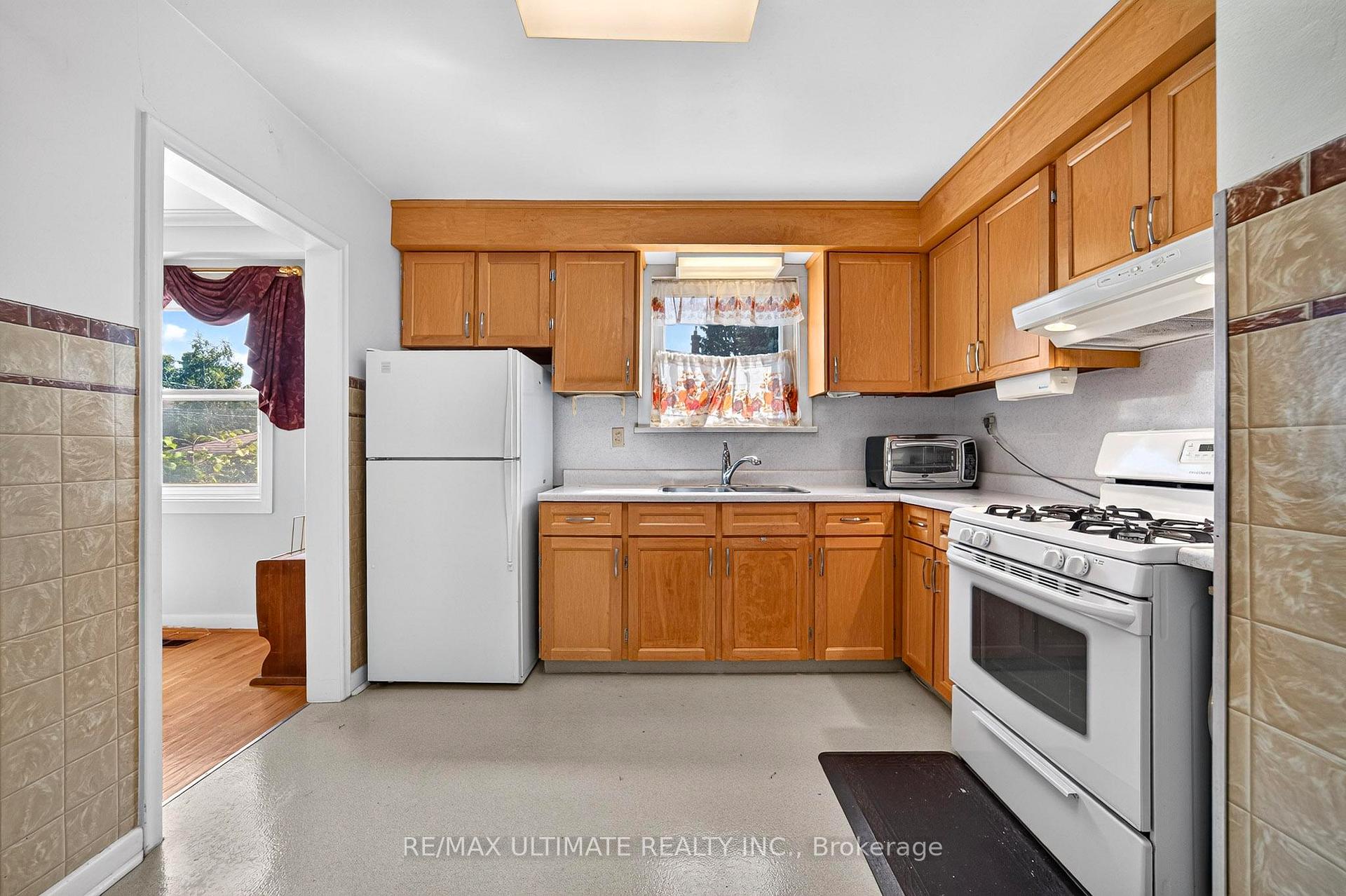 Photo 5 of 239 Eileen Avenue, Toronto, Rockcliffe-Smythe — HOMEH