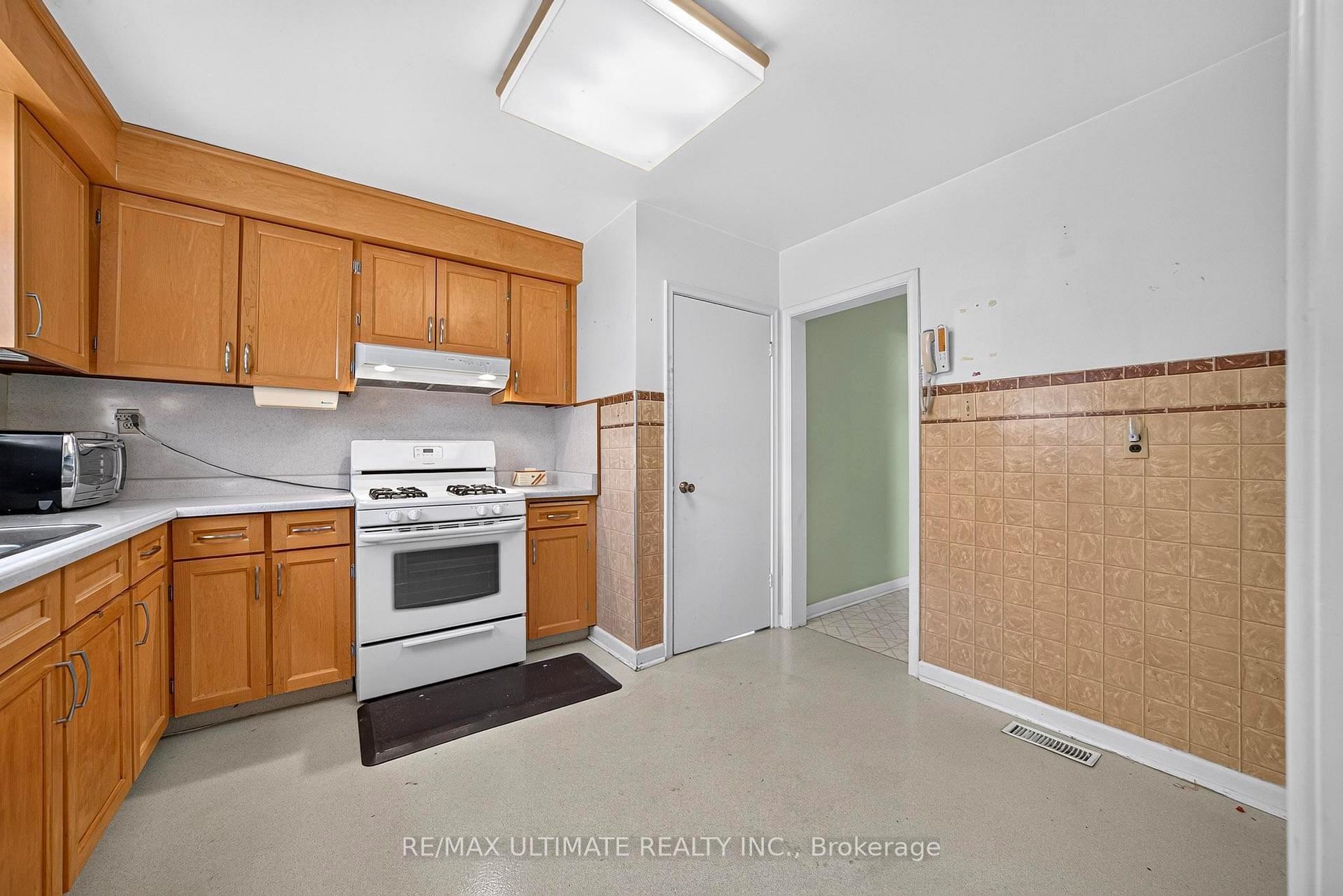 Photo 6 of 239 Eileen Avenue, Toronto, Rockcliffe-Smythe — HOMEH