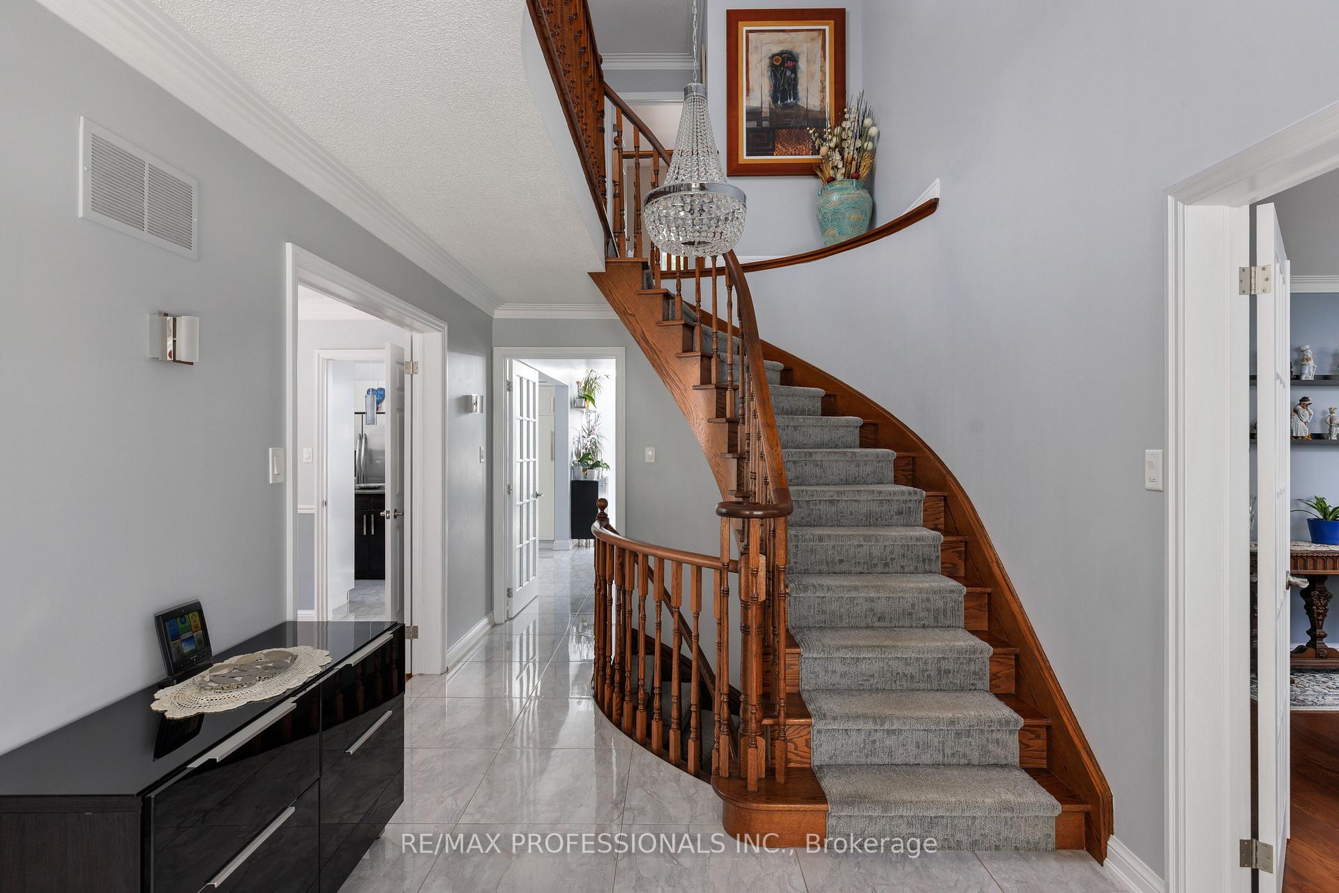 Photo 12 of 106 Rathburn Road, Etobicoke, Princess-Rosethorn — HOMEH