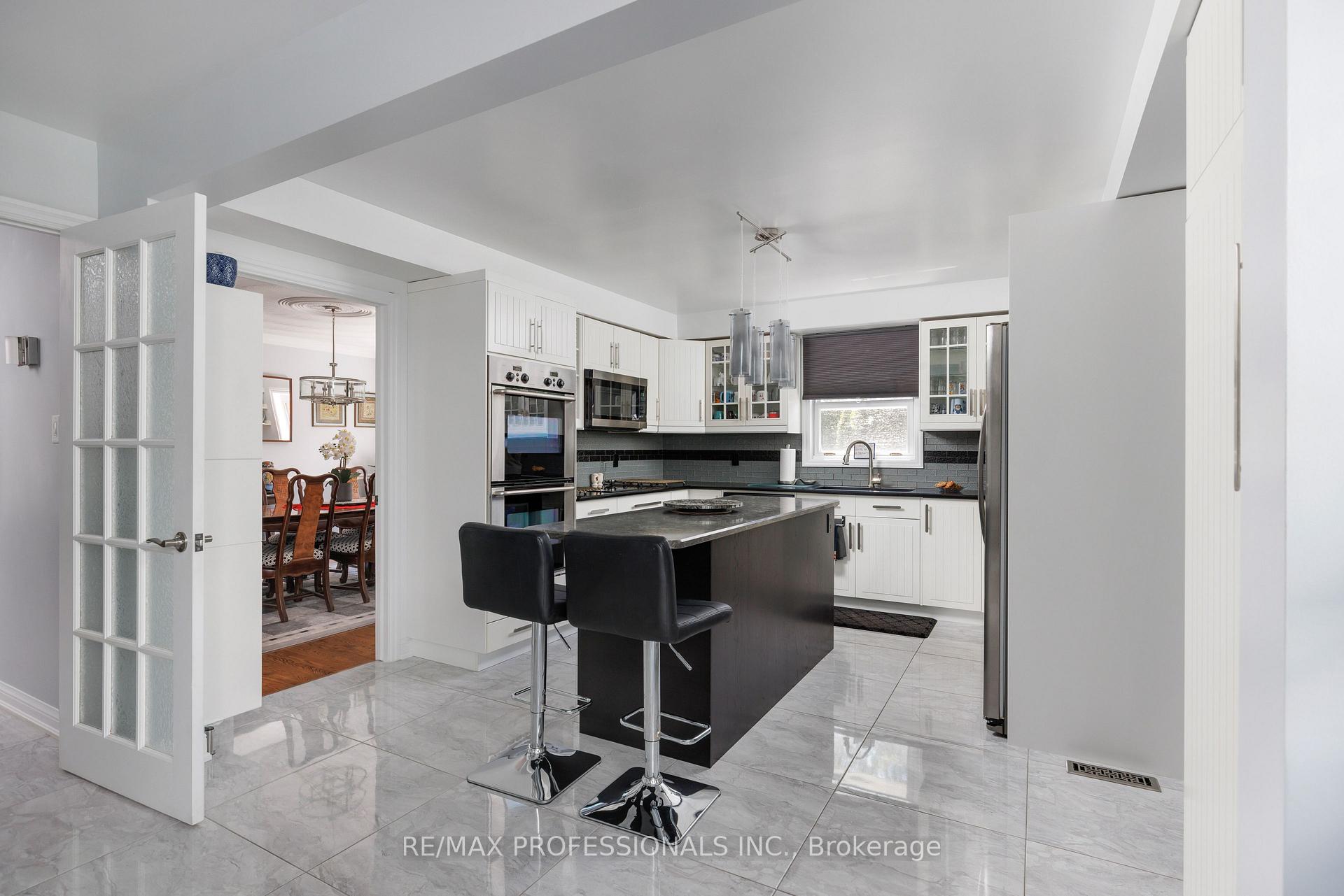 Photo 15 of 106 Rathburn Road, Etobicoke, Princess-Rosethorn — HOMEH