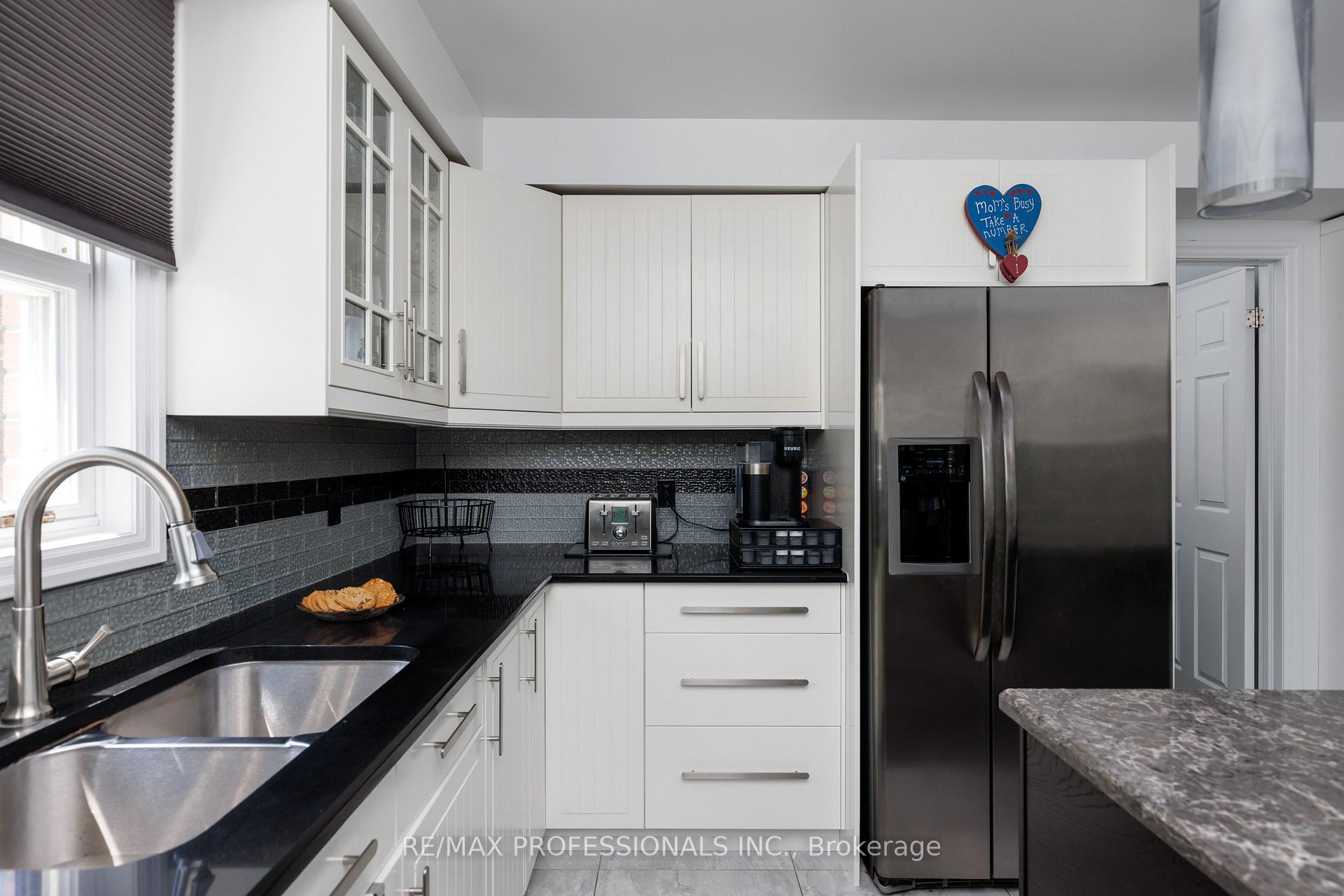 Photo 17 of 106 Rathburn Road, Etobicoke, Princess-Rosethorn — HOMEH