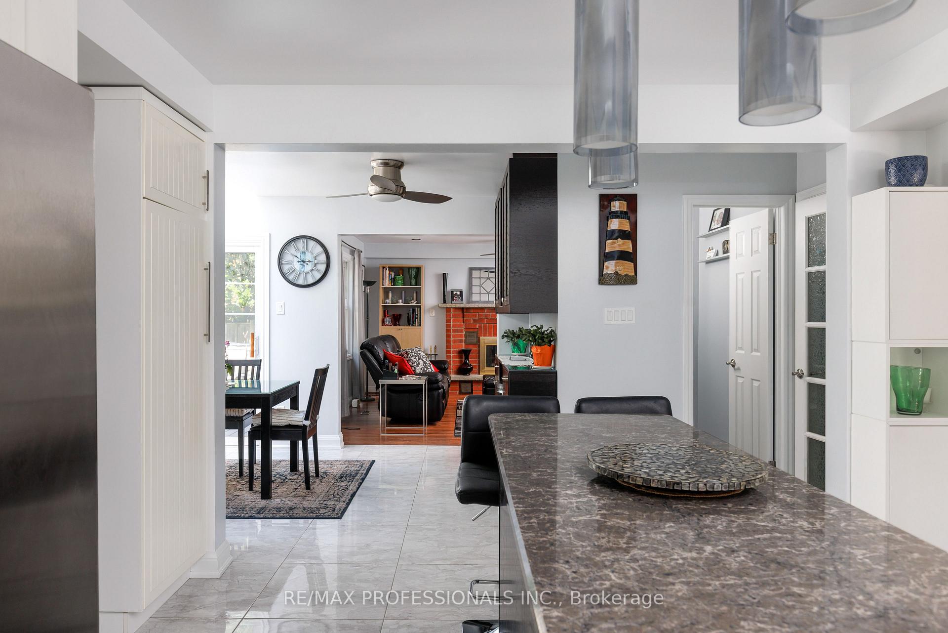 Photo 18 of 106 Rathburn Road, Etobicoke, Princess-Rosethorn — HOMEH
