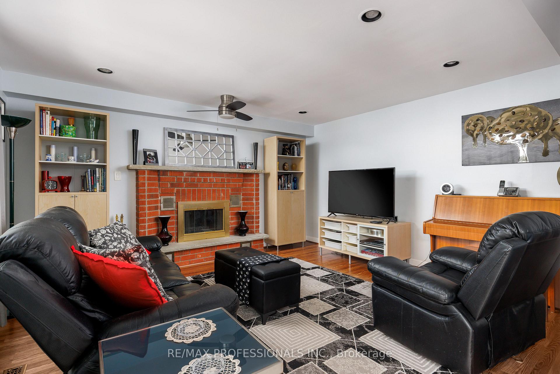 Photo 21 of 106 Rathburn Road, Etobicoke, Princess-Rosethorn — HOMEH