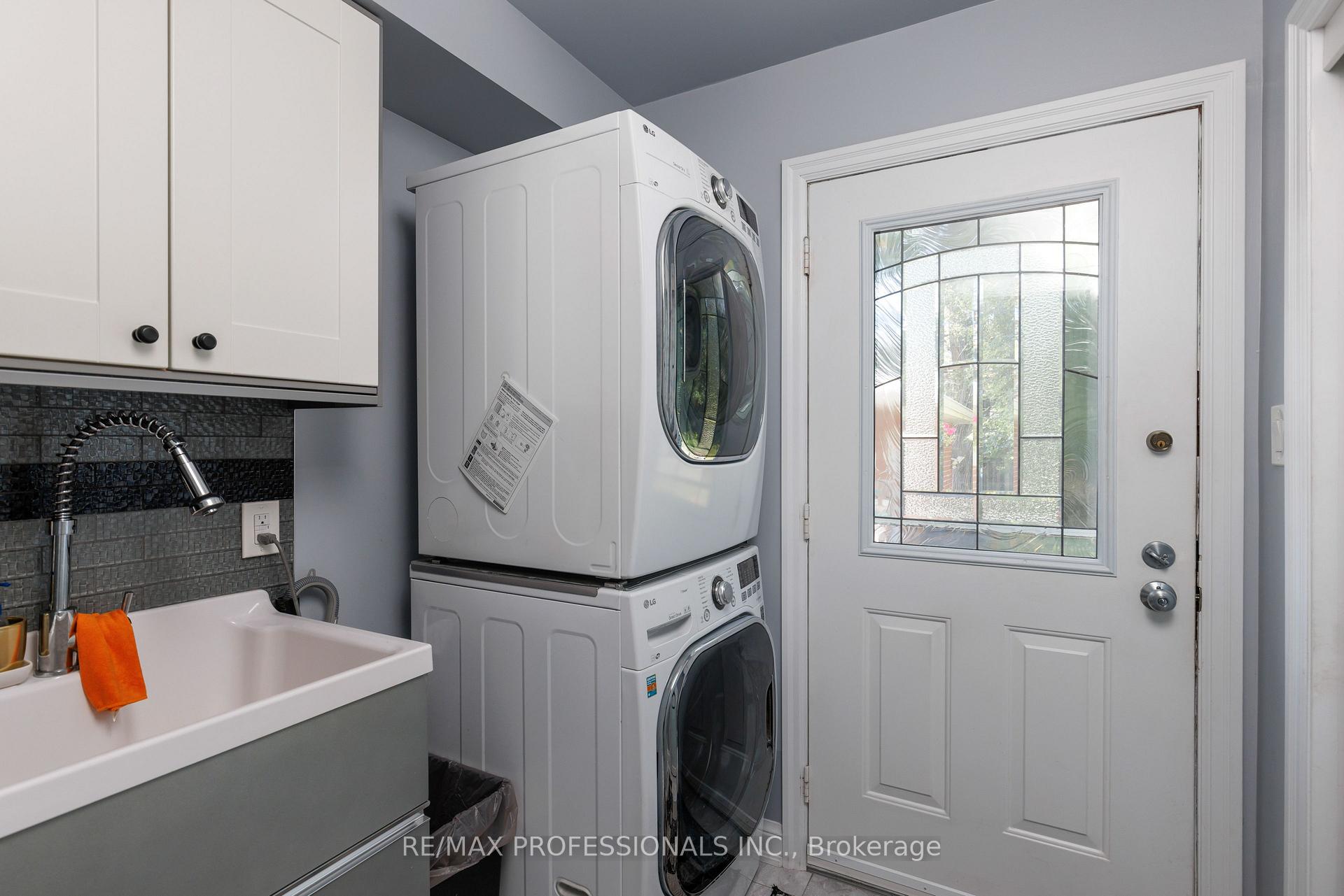 Photo 23 of 106 Rathburn Road, Etobicoke, Princess-Rosethorn — HOMEH
