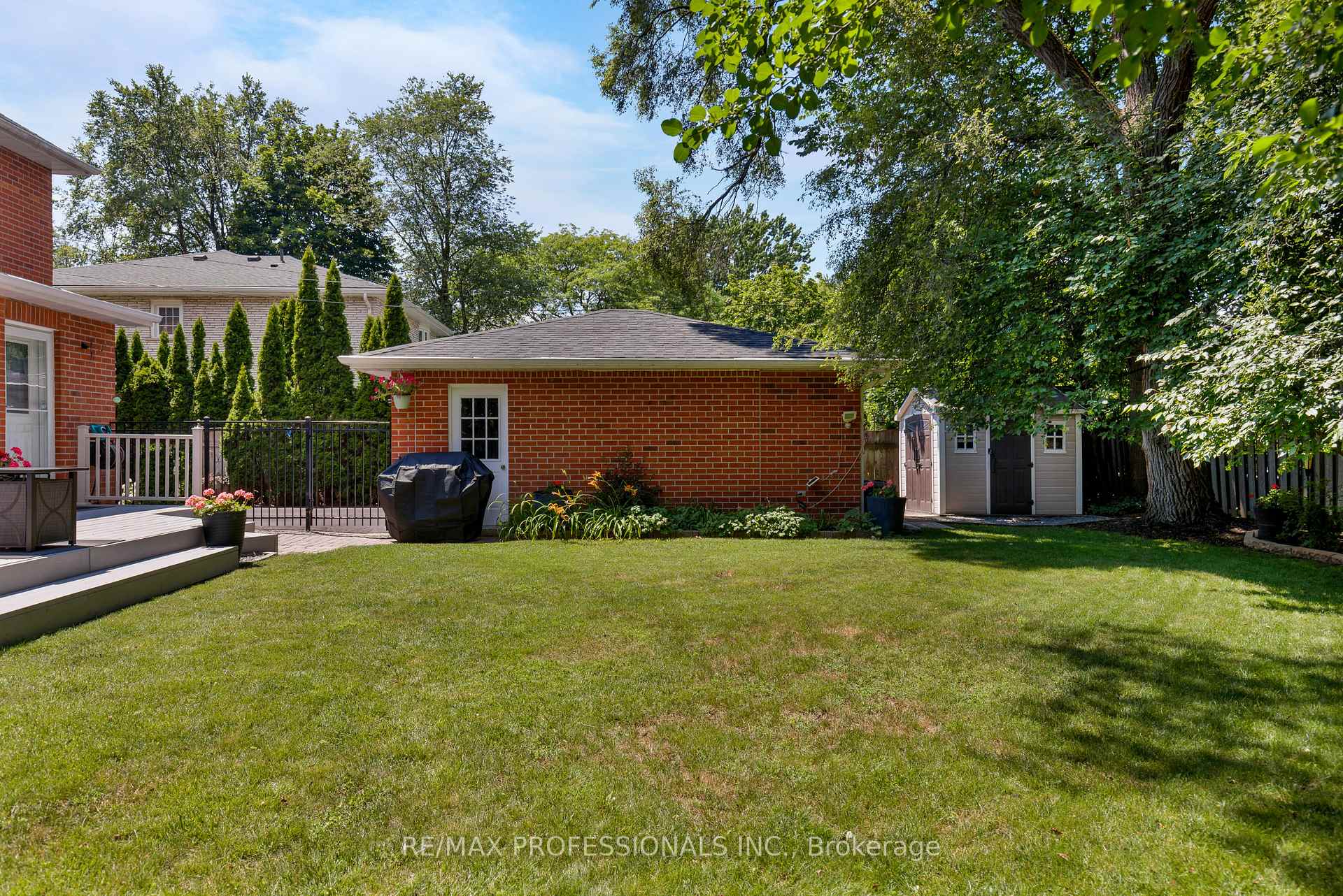 Photo 28 of 106 Rathburn Road, Etobicoke, Princess-Rosethorn — HOMEH