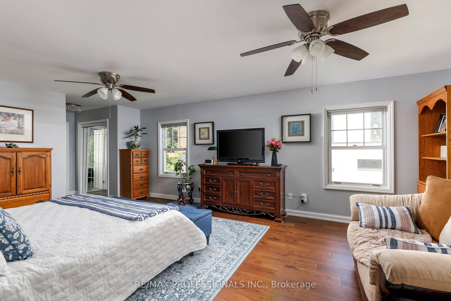 Photo 31 of 106 Rathburn Road, Etobicoke, Princess-Rosethorn — HOMEH