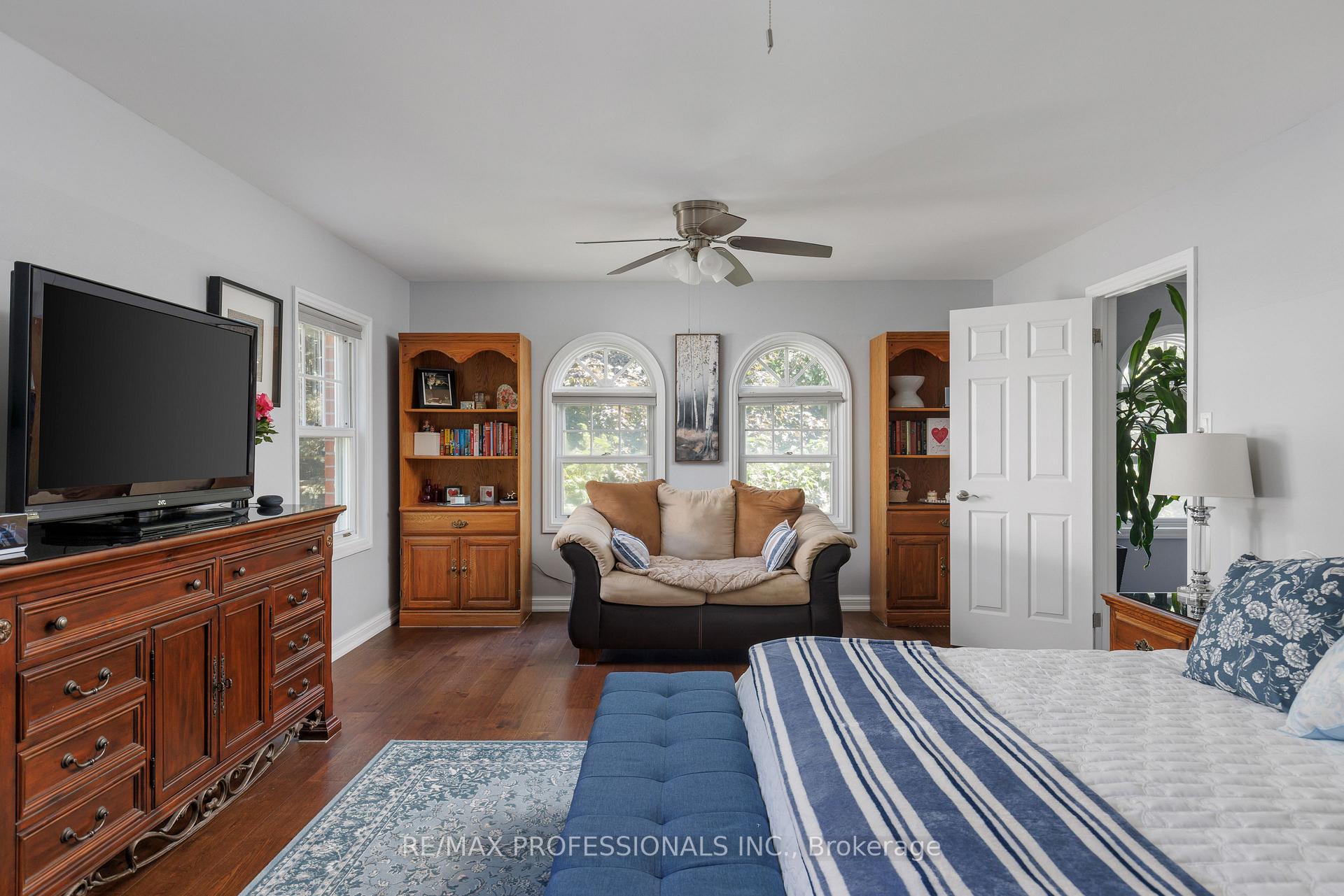 Photo 32 of 106 Rathburn Road, Etobicoke, Princess-Rosethorn — HOMEH