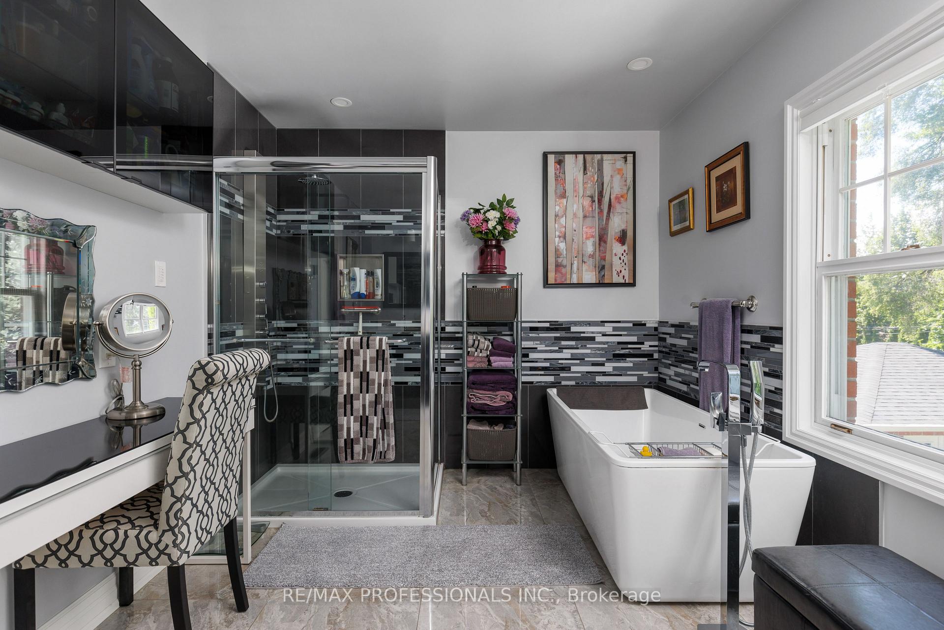 Photo 34 of 106 Rathburn Road, Etobicoke, Princess-Rosethorn — HOMEH