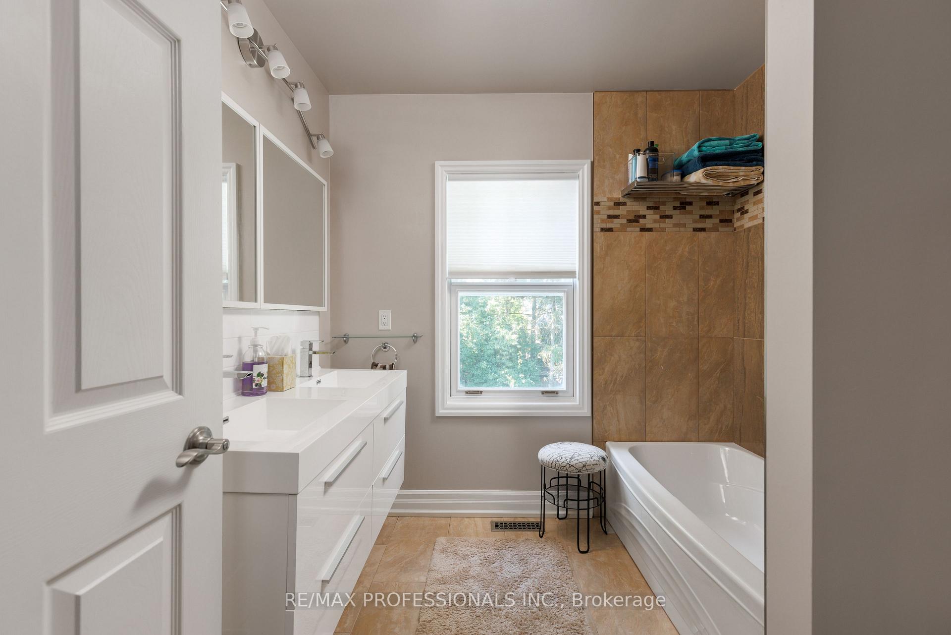 Photo 39 of 106 Rathburn Road, Etobicoke, Princess-Rosethorn — HOMEH