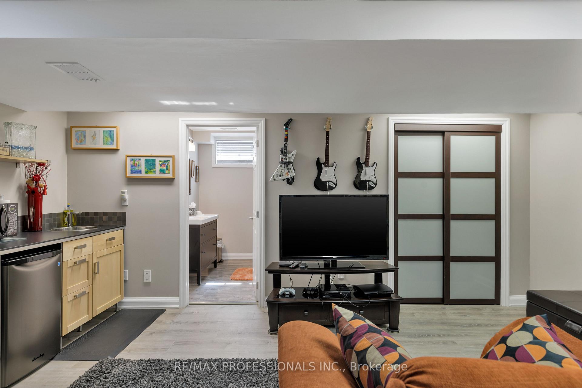 Photo 47 of 106 Rathburn Road, Etobicoke, Princess-Rosethorn — HOMEH